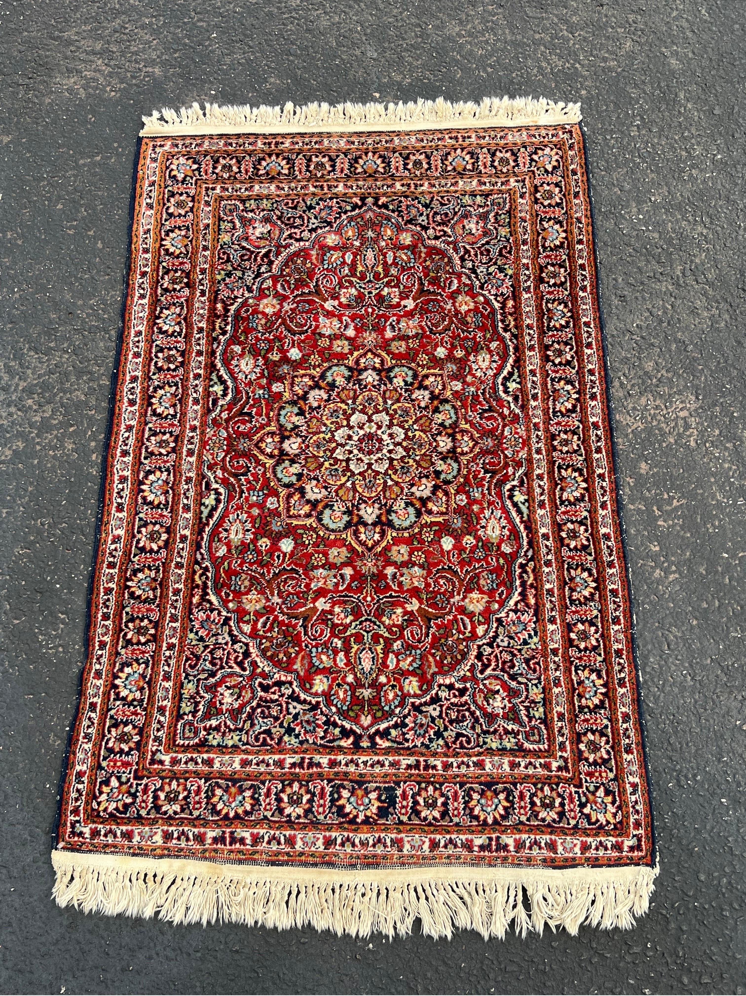 Tapis persan Keshan vintage noué à la main 2.5' x 4.17'. Les couleurs de ce tapis sont un rouge profond avec des bleus, des jaunes, des blancs et des roses. Il comporte un médaillon floral central avec une triple bordure florale.
Les tapis de Keshan