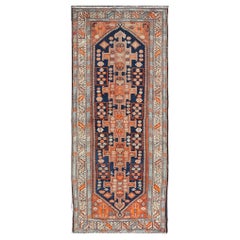 Tapis de couloir persan Malayer vintage noué à la main avec motif médaillon sous-géométrique