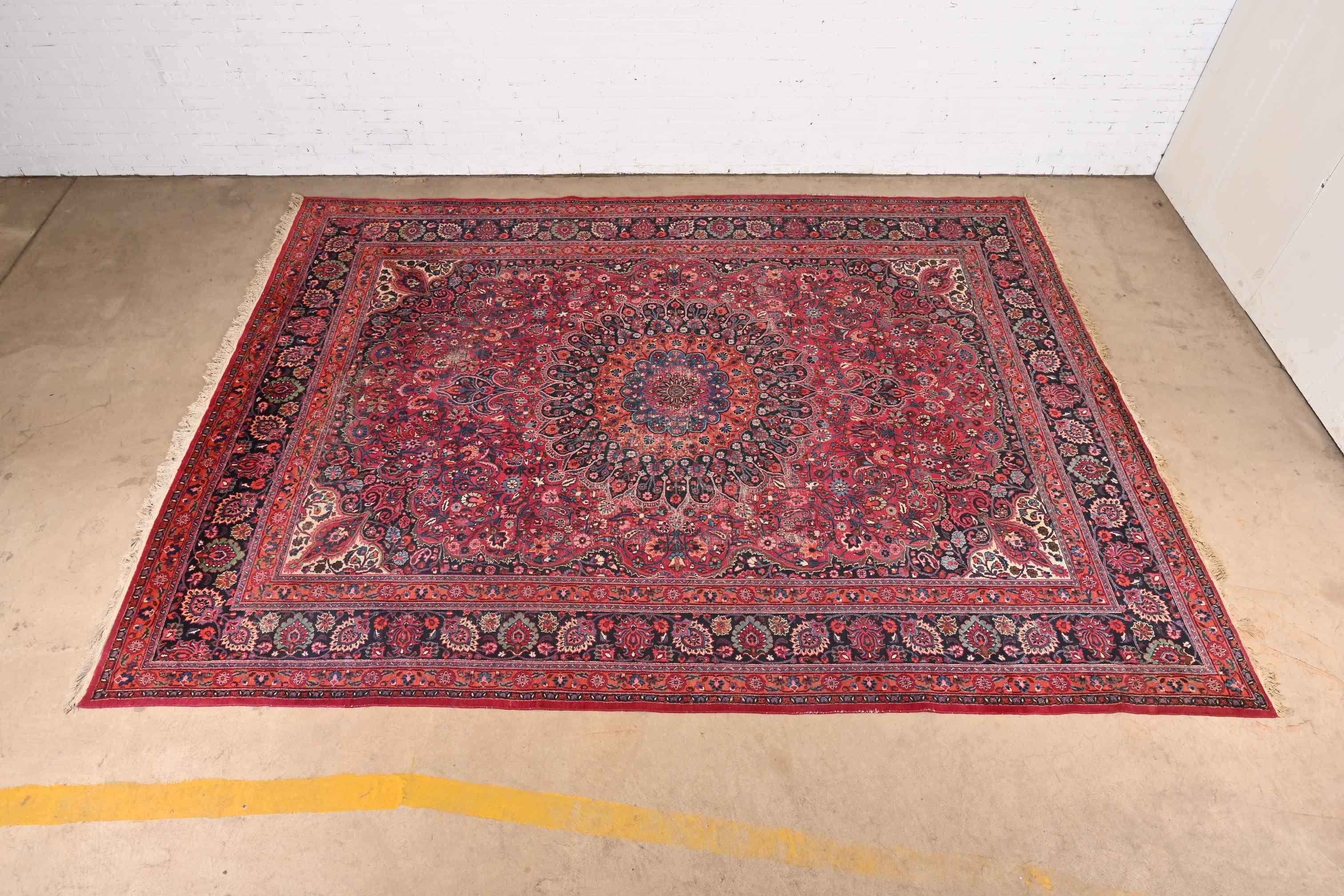 Noué à la main Vintage Hand-Knotted Persian Moud Room Size Wool Rug (tapis de laine) en vente