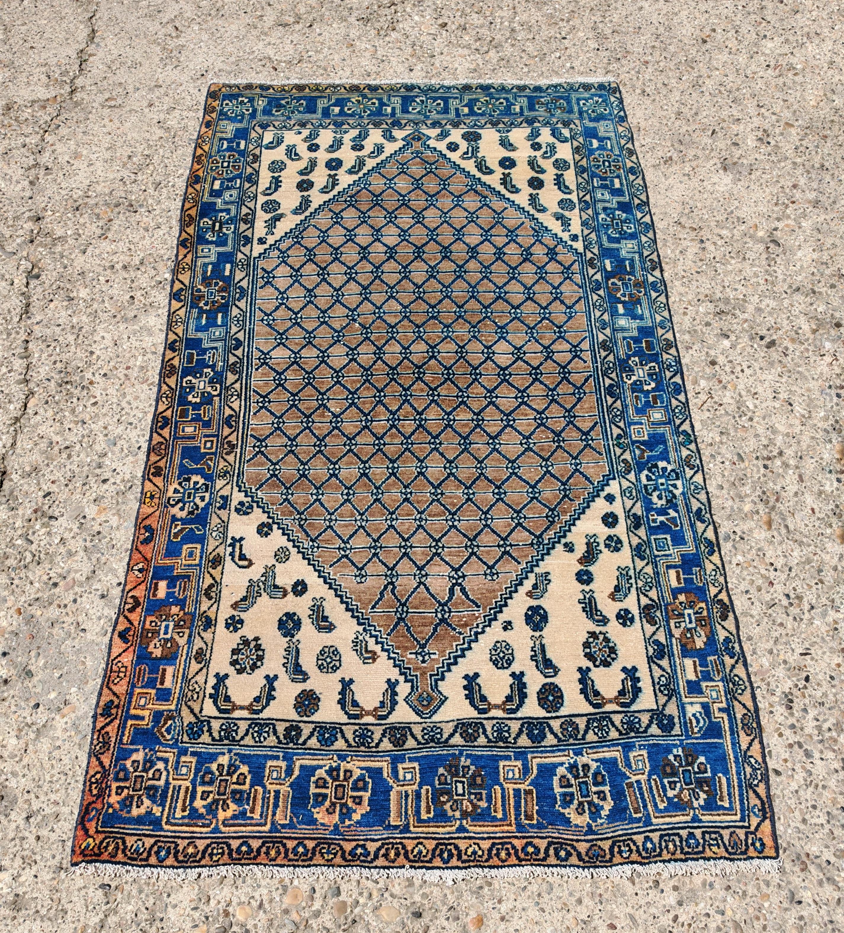 In diesem Angebot finden Sie einen auffälligen, handgeknüpften persischen Kolayi-Teppich in blauer und brauner Wolle. Er zeichnet sich durch ein geometrisches, netzartiges Muster aus, das sich sehr gut mit jedem Interieur kombinieren lässt.
