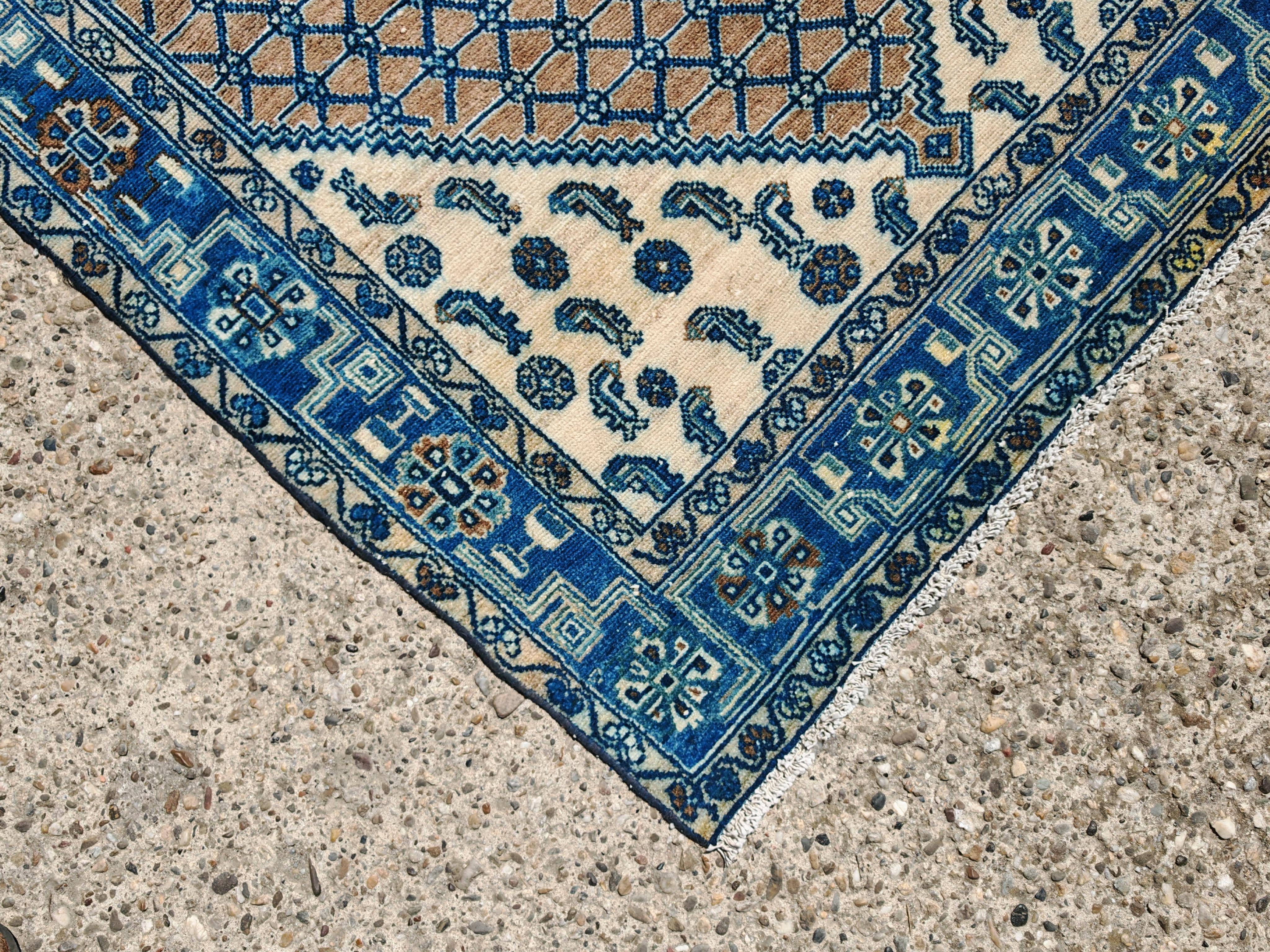 Handgeknüpfter Perserteppich aus blauer und brauner Wolle mit geometrischem Muster (Persisch) im Angebot