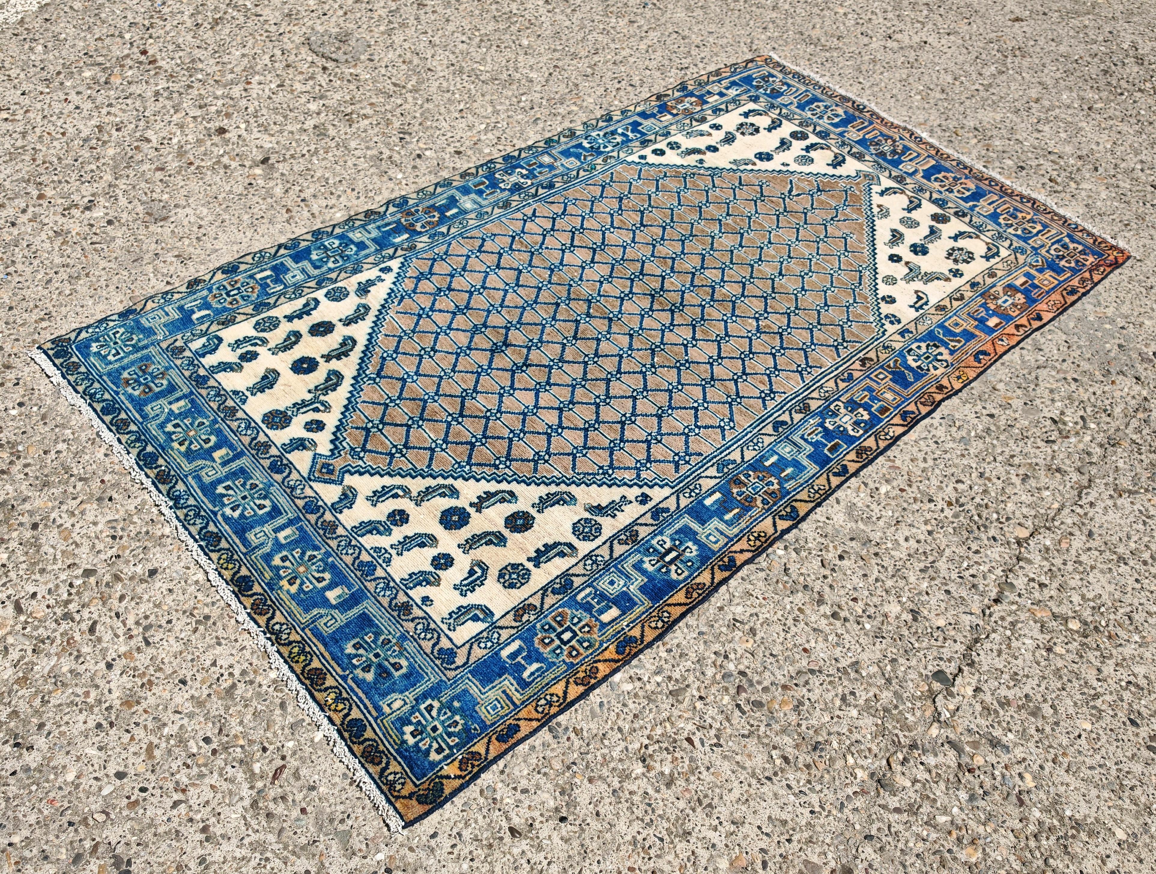Handgeknüpfter Perserteppich aus blauer und brauner Wolle mit geometrischem Muster im Zustand „Gut“ im Angebot in Beograd, RS
