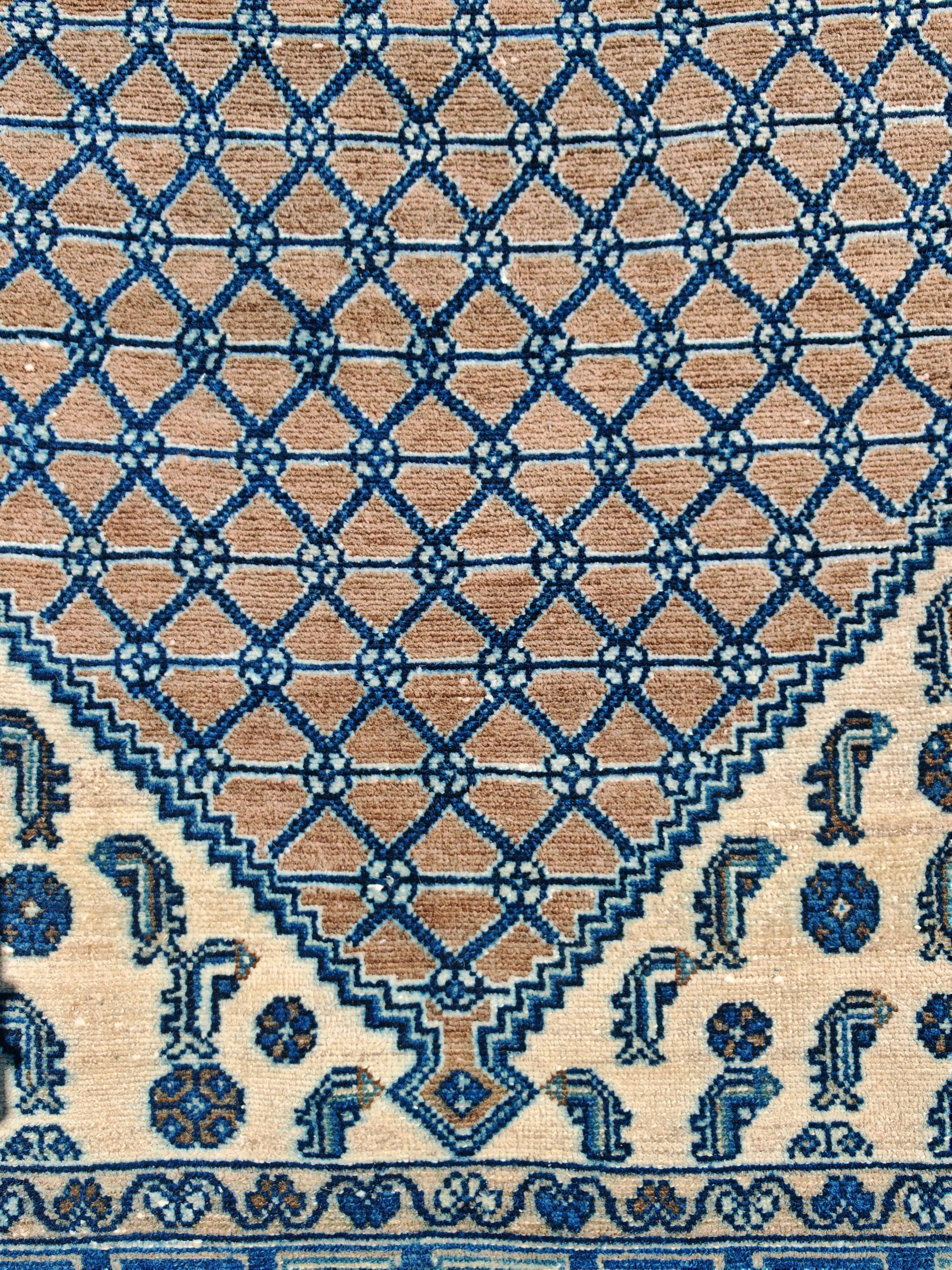 Handgeknüpfter Perserteppich aus blauer und brauner Wolle mit geometrischem Muster (Mitte des 20. Jahrhunderts) im Angebot