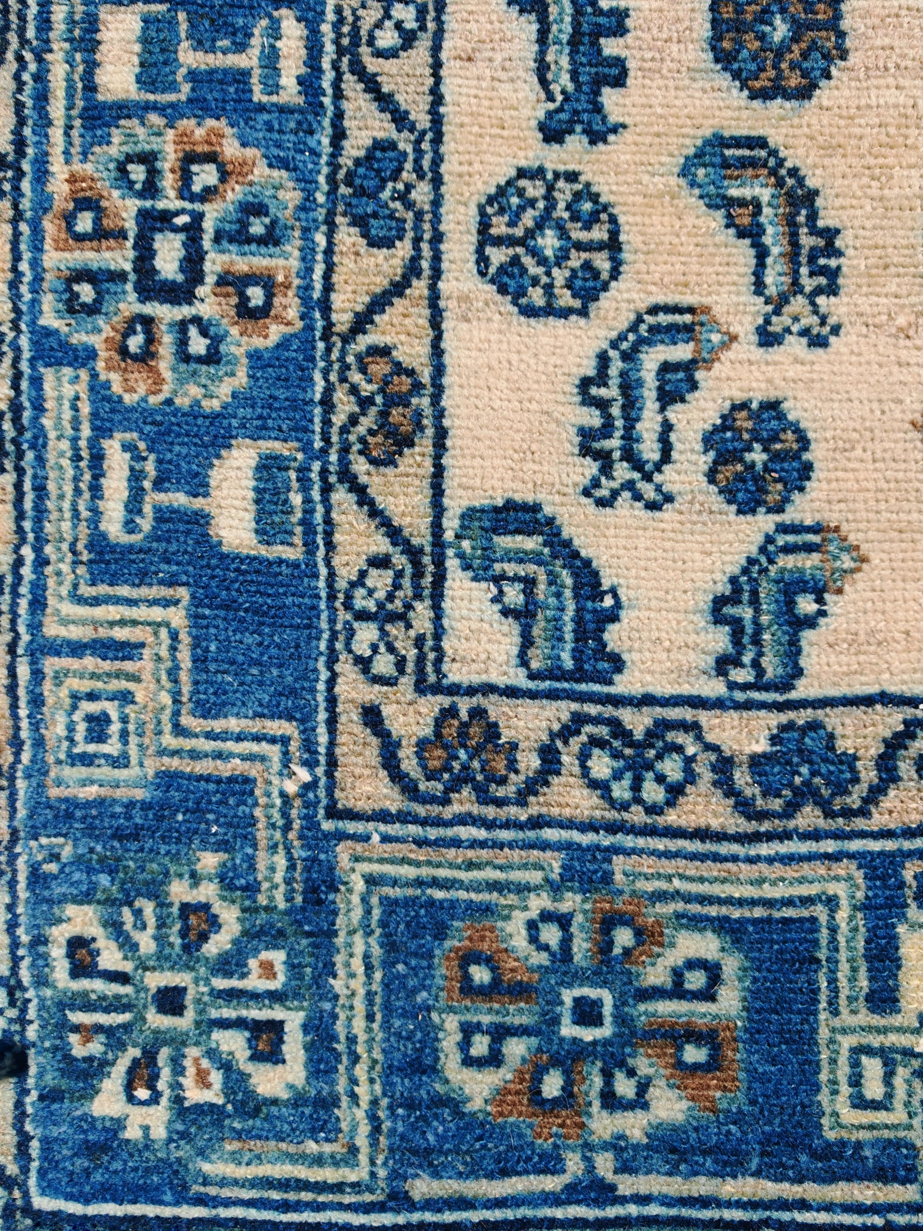 Handgeknüpfter Perserteppich aus blauer und brauner Wolle mit geometrischem Muster im Angebot 1