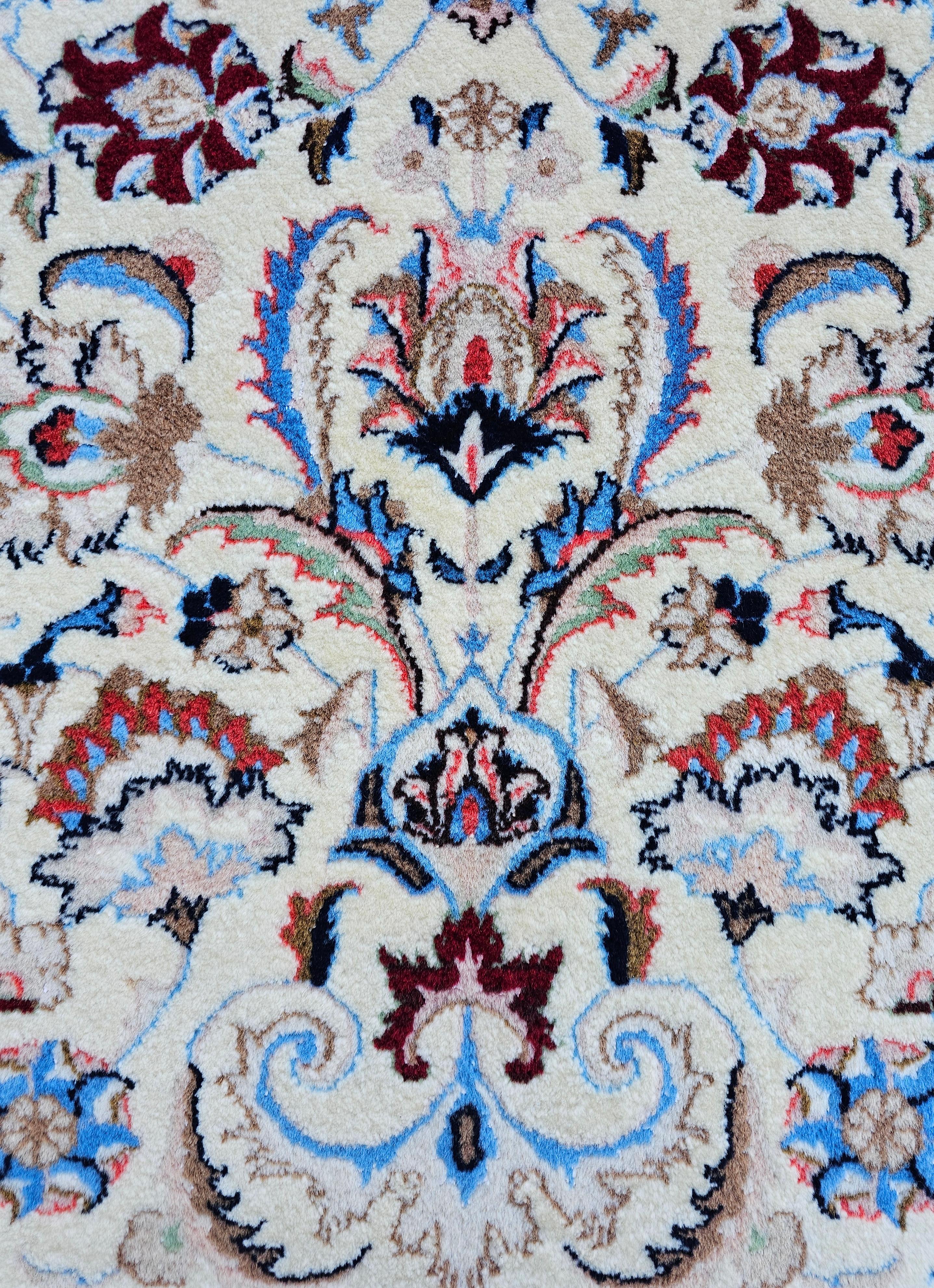 Handgeknüpfter persischer Vintage-Teppich aus natürlicher weißer Wolle mit Blumenmuster im Angebot 6
