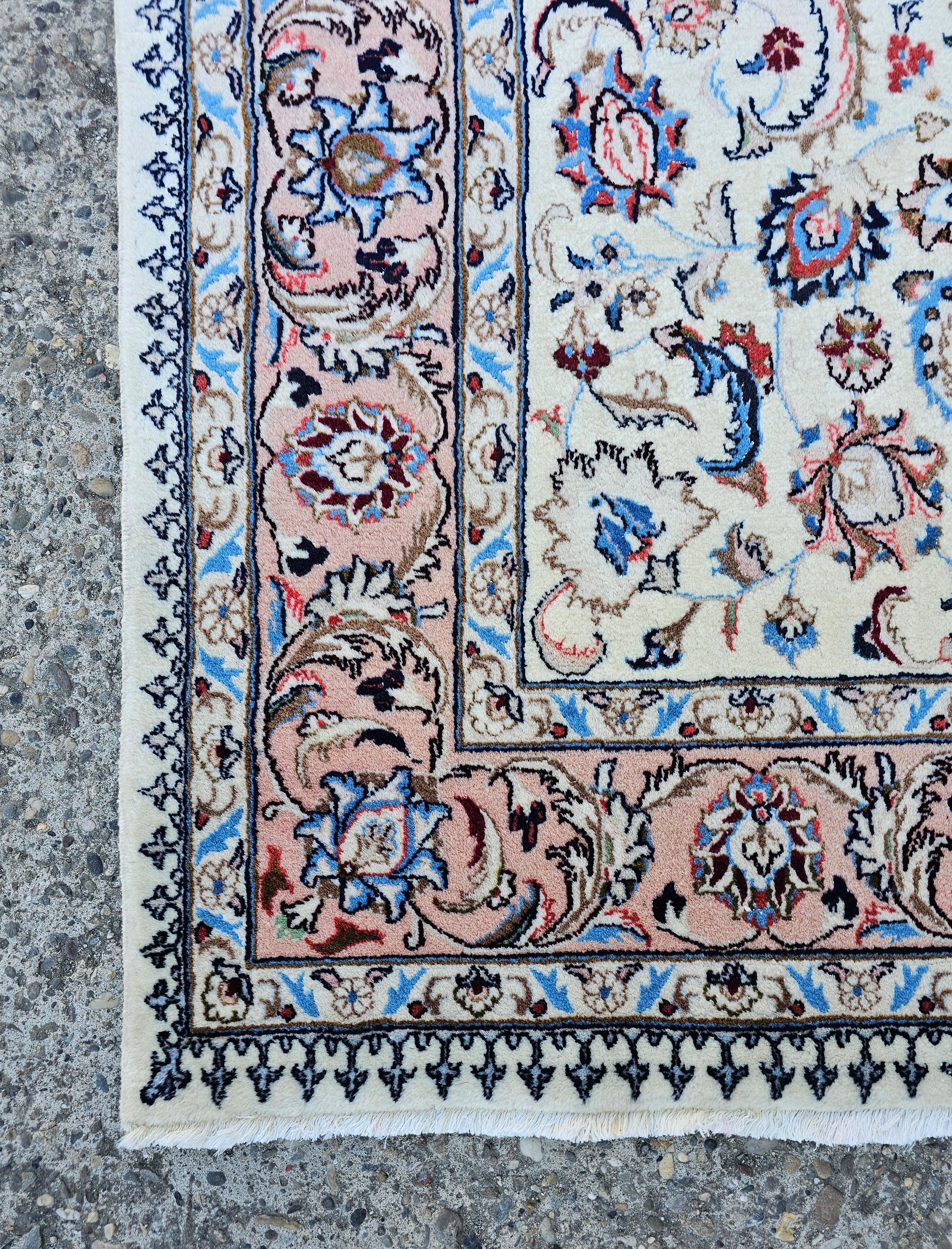 In diesem Angebot finden Sie einen atemberaubenden Vintage-Perserteppich aus neutraler, fast weißer Wolle, mit blassrosa Rahmen und reichem Blumenmuster. Der Teppich ist perfekt für alle, die ein dezentes, aber verspieltes Dekorationsstück für ihren