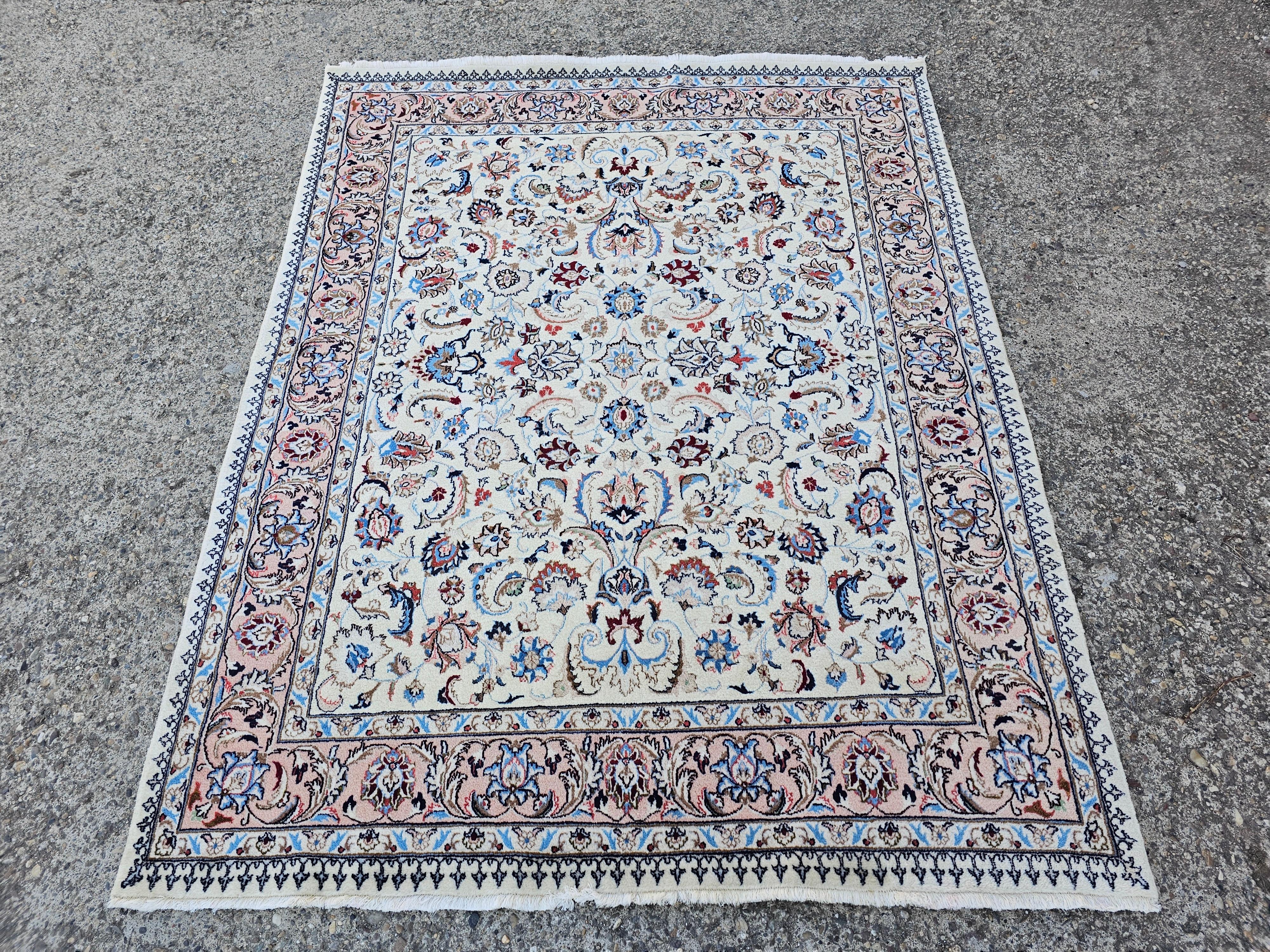 Handgeknüpfter persischer Vintage-Teppich aus natürlicher weißer Wolle mit Blumenmuster (Stammeskunst) im Angebot