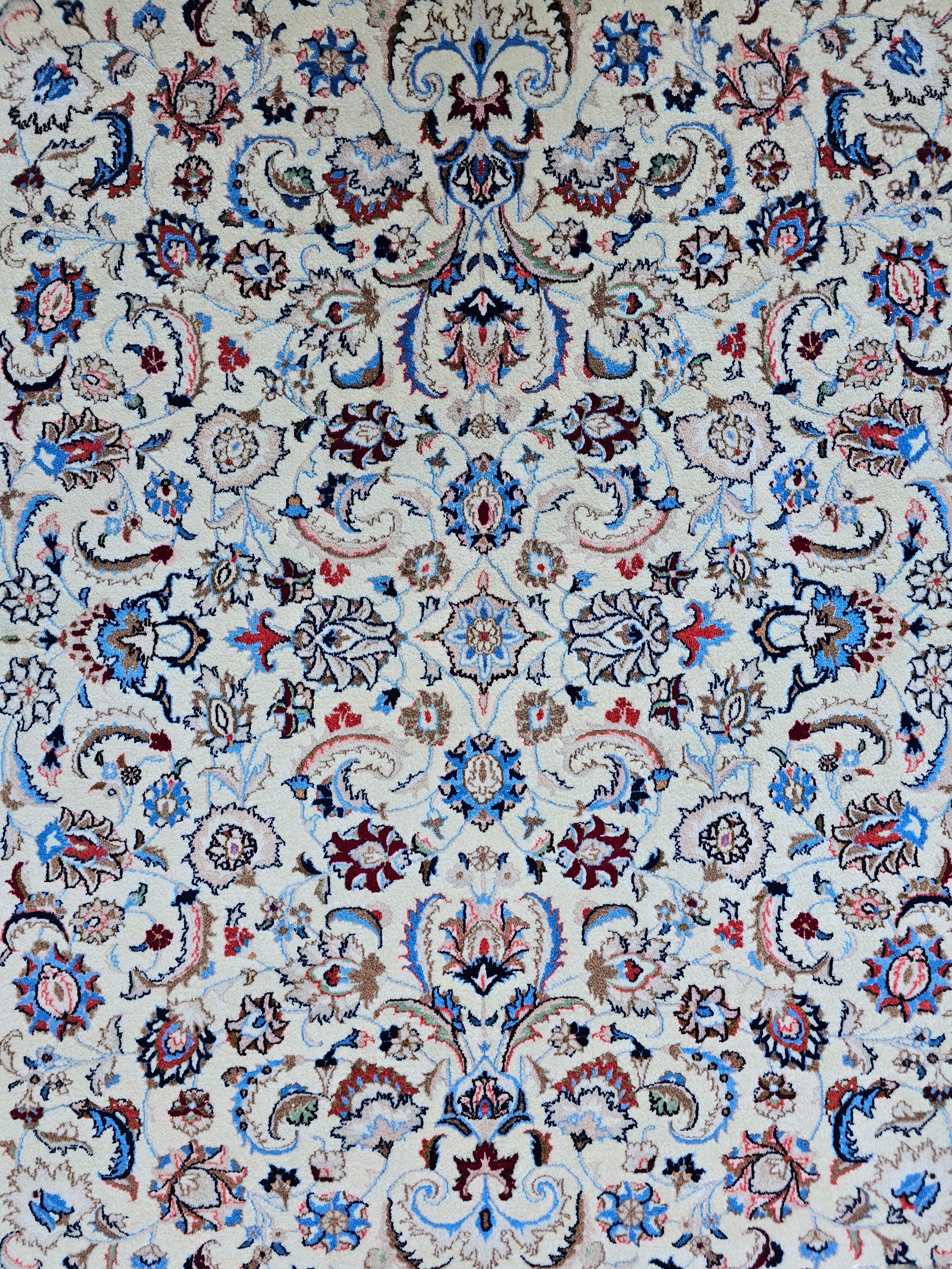Handgeknüpfter persischer Vintage-Teppich aus natürlicher weißer Wolle mit Blumenmuster (Persisch) im Angebot