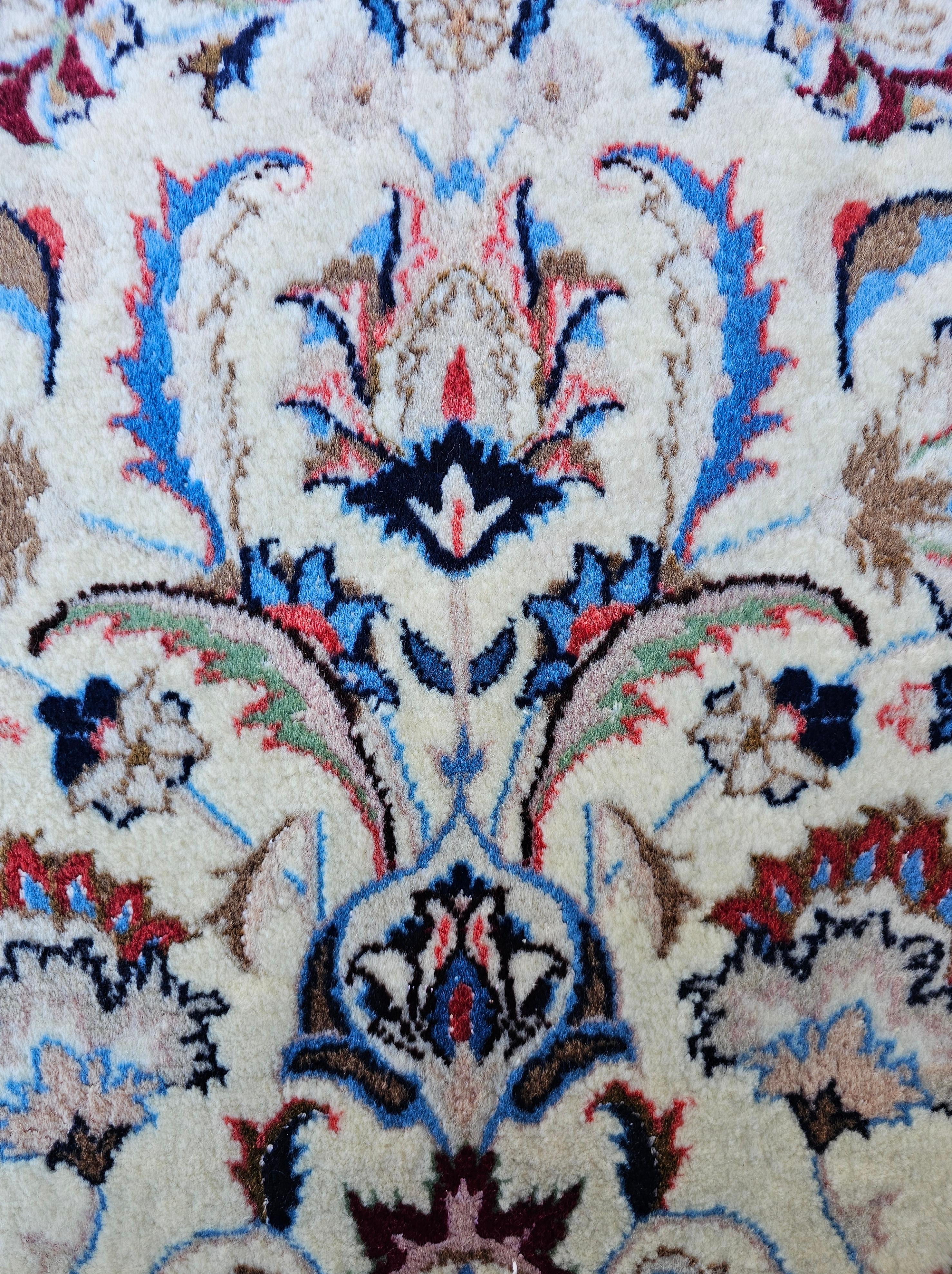 Handgeknüpfter persischer Vintage-Teppich aus natürlicher weißer Wolle mit Blumenmuster im Zustand „Gut“ im Angebot in Beograd, RS
