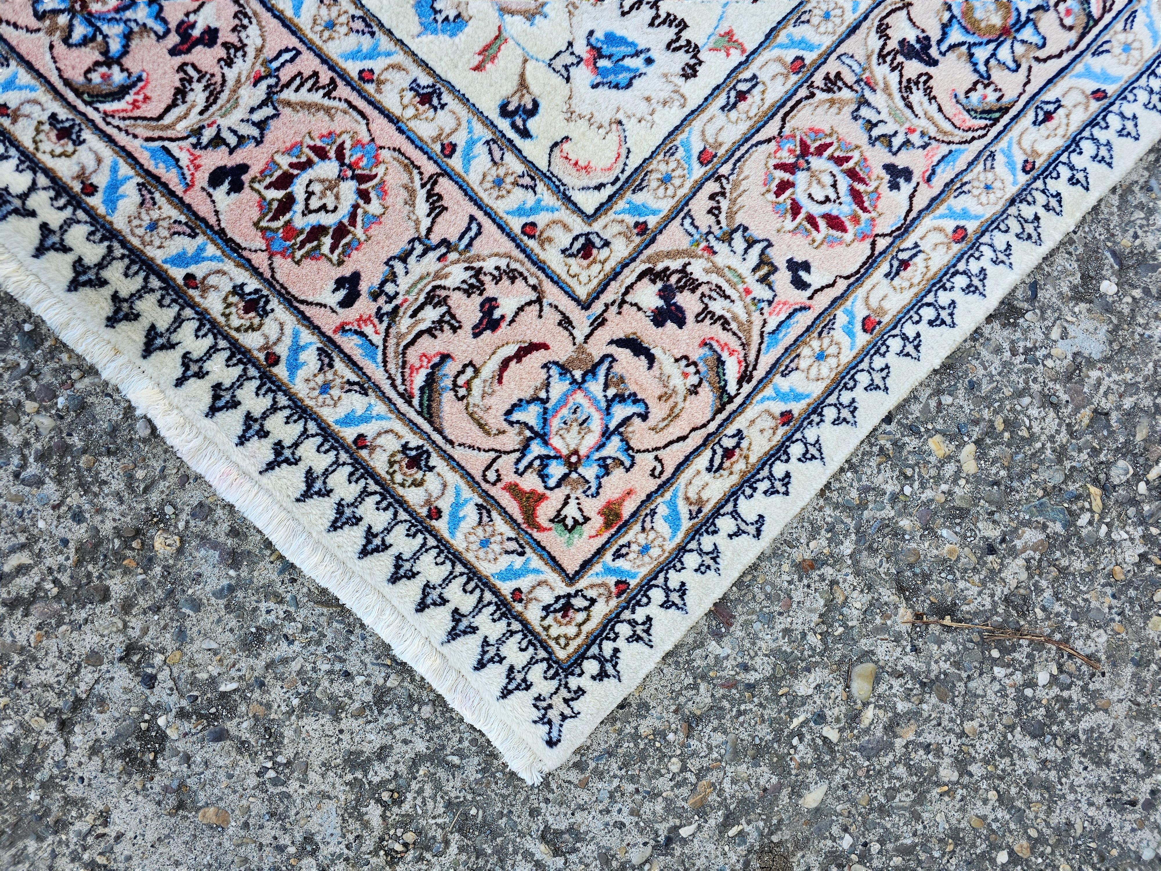 Handgeknüpfter persischer Vintage-Teppich aus natürlicher weißer Wolle mit Blumenmuster (Mitte des 20. Jahrhunderts) im Angebot