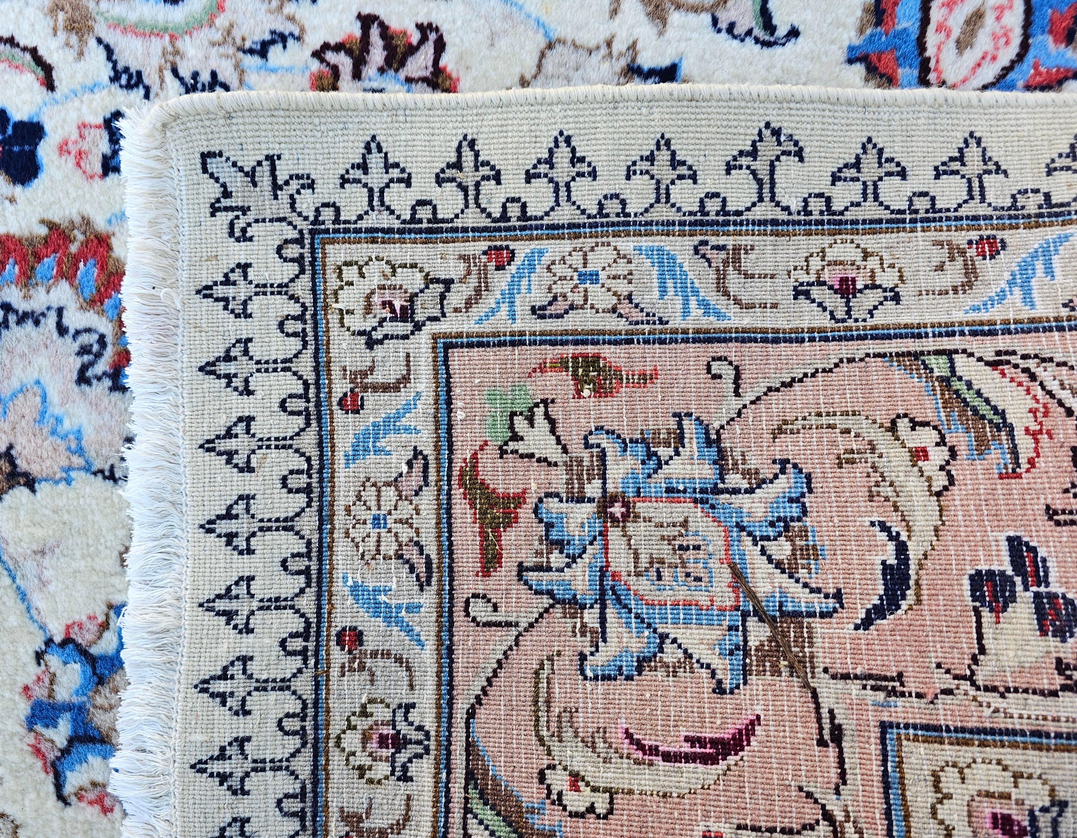Handgeknüpfter persischer Vintage-Teppich aus natürlicher weißer Wolle mit Blumenmuster im Angebot 1