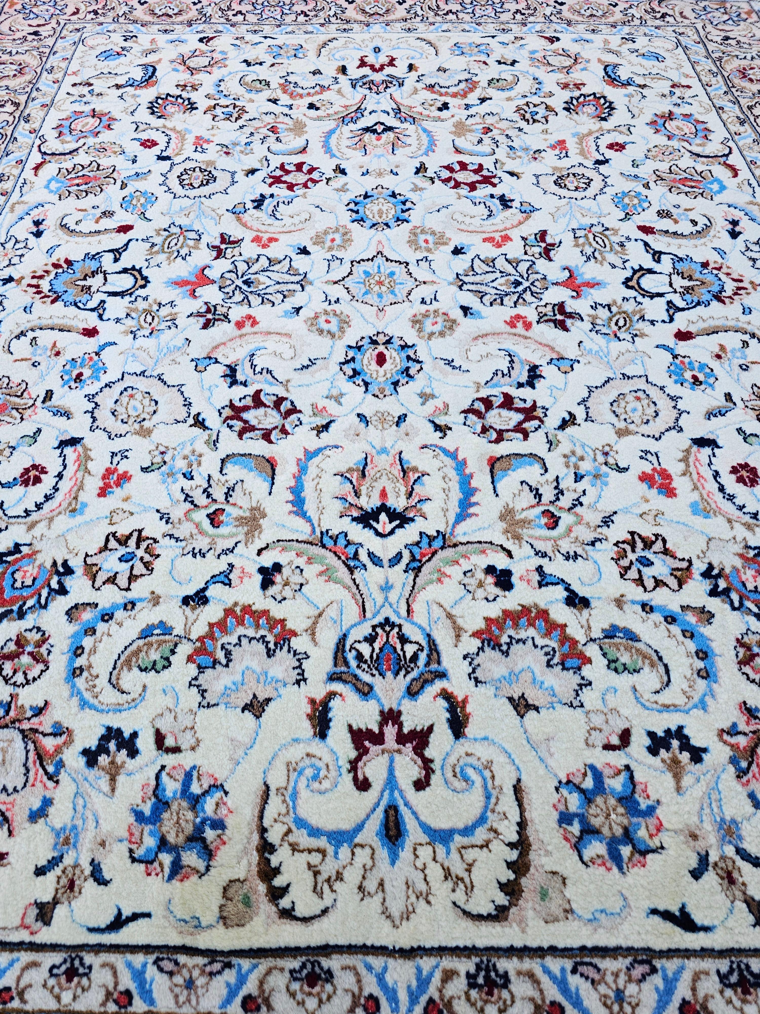 Handgeknüpfter persischer Vintage-Teppich aus natürlicher weißer Wolle mit Blumenmuster im Angebot 2
