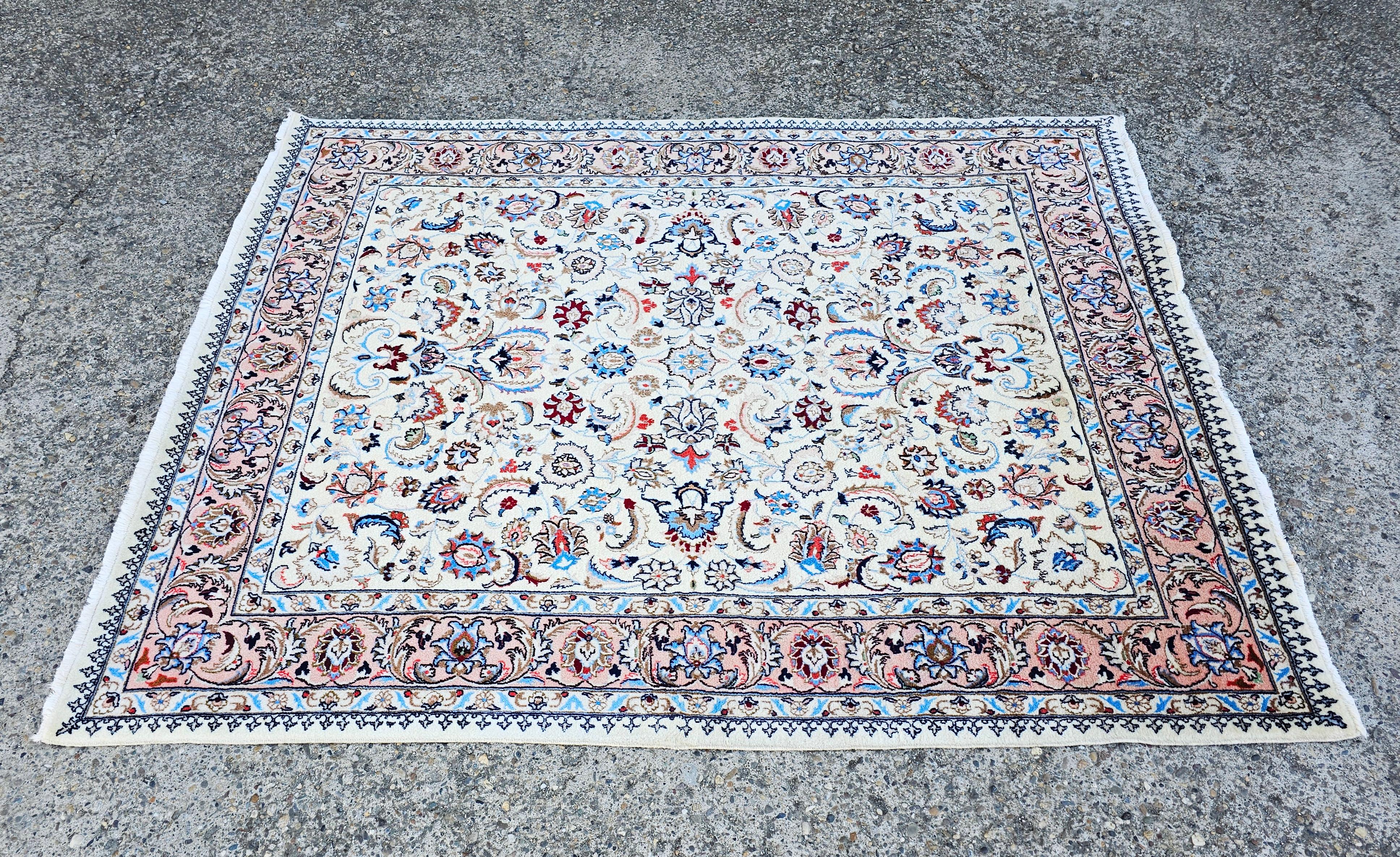 Handgeknüpfter persischer Vintage-Teppich aus natürlicher weißer Wolle mit Blumenmuster im Angebot 3