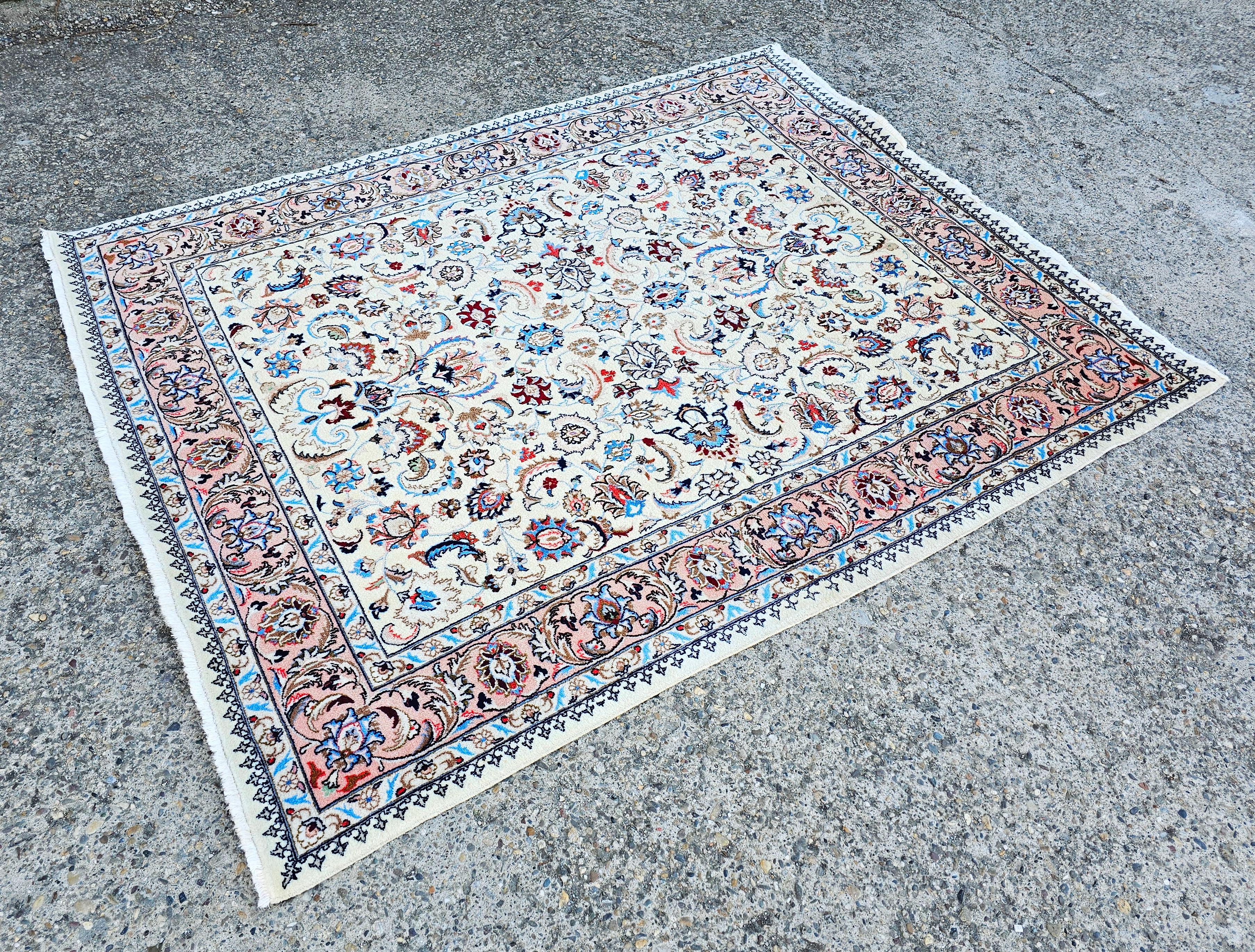 Handgeknüpfter persischer Vintage-Teppich aus natürlicher weißer Wolle mit Blumenmuster