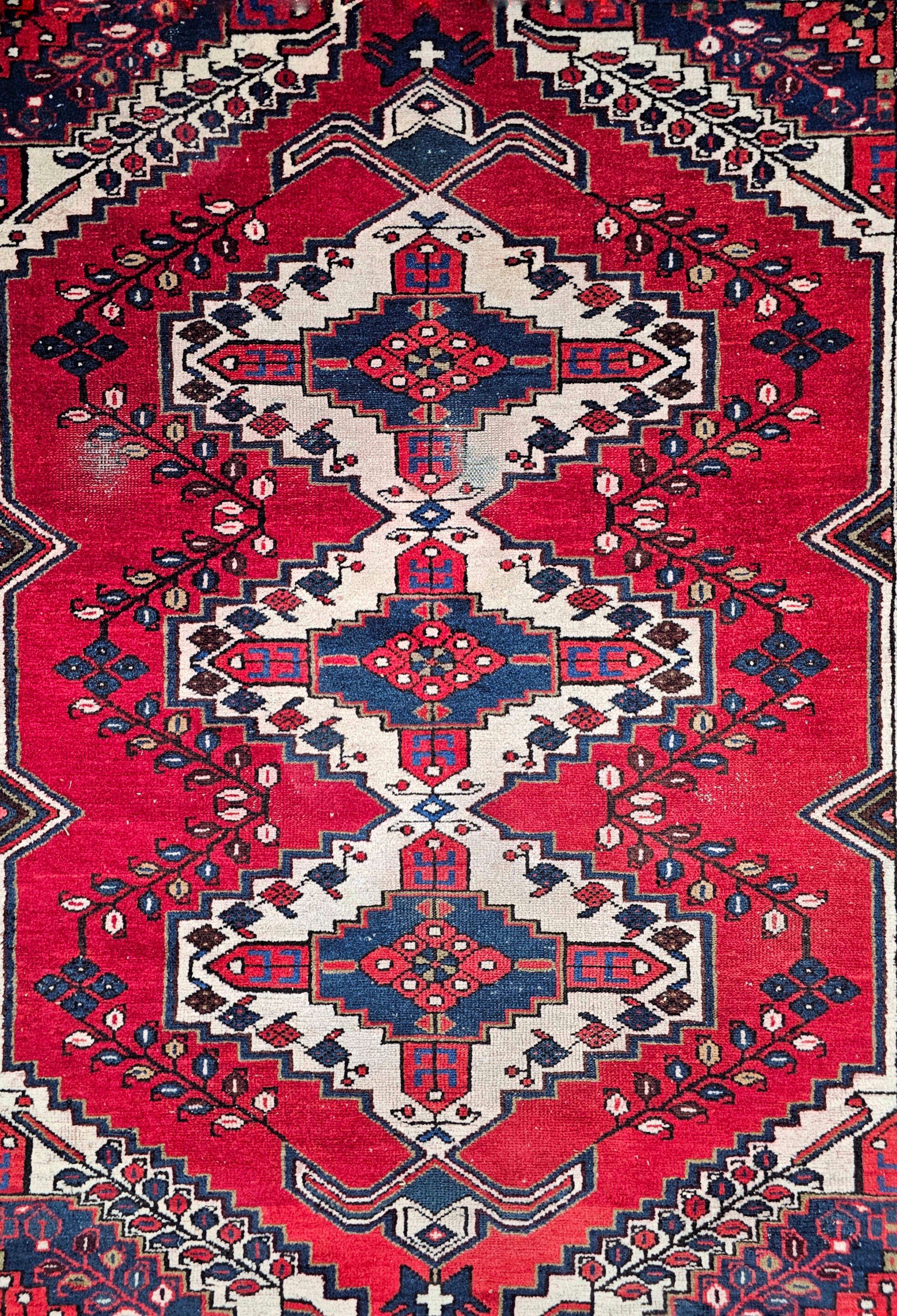 Vous trouverez dans cette annonce un magnifique tapis persan Afshar noué à la main. Le tapis présente un motif géométrique et est réalisé en 100% laine vierge. Fabriqué en Afghanistan dans les années 1940.

Bon état vintage avec quelques signes de