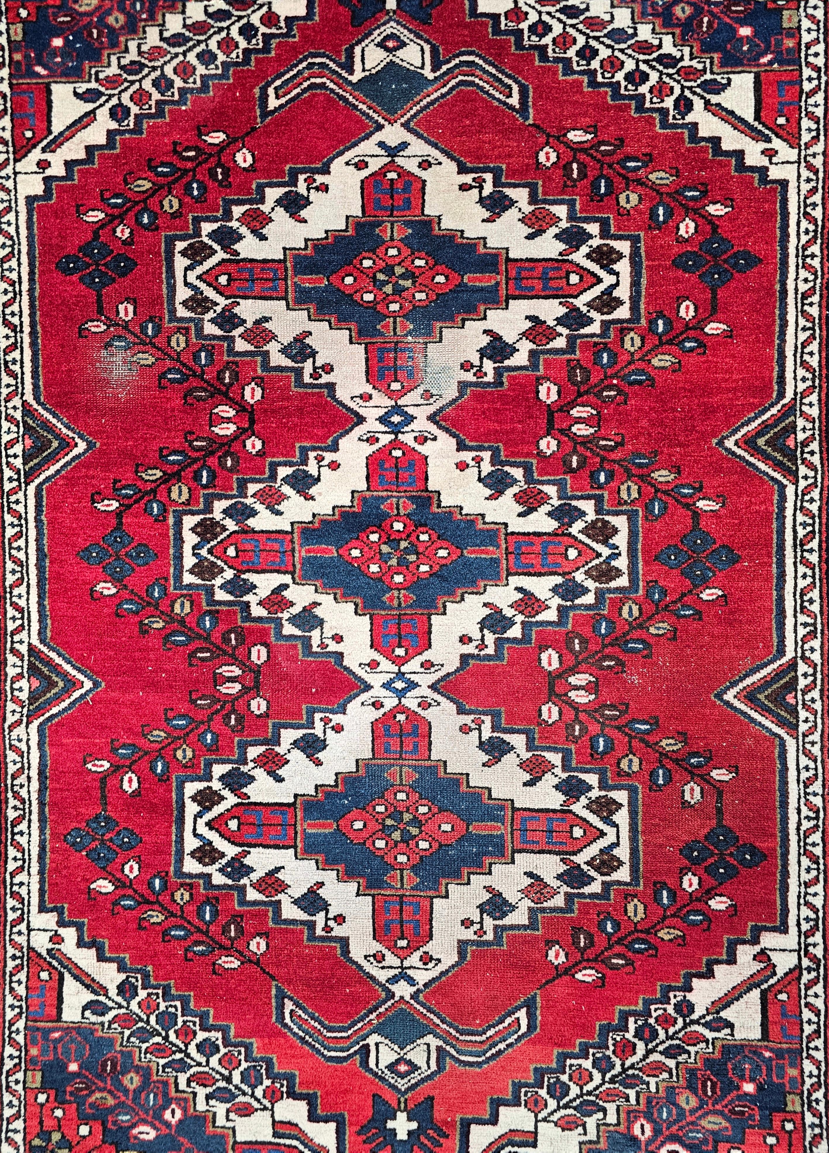 Tapis persan Afshar noué à la main présentant un motif géométrique, Iran, années 1930 État moyen - En vente à Beograd, RS