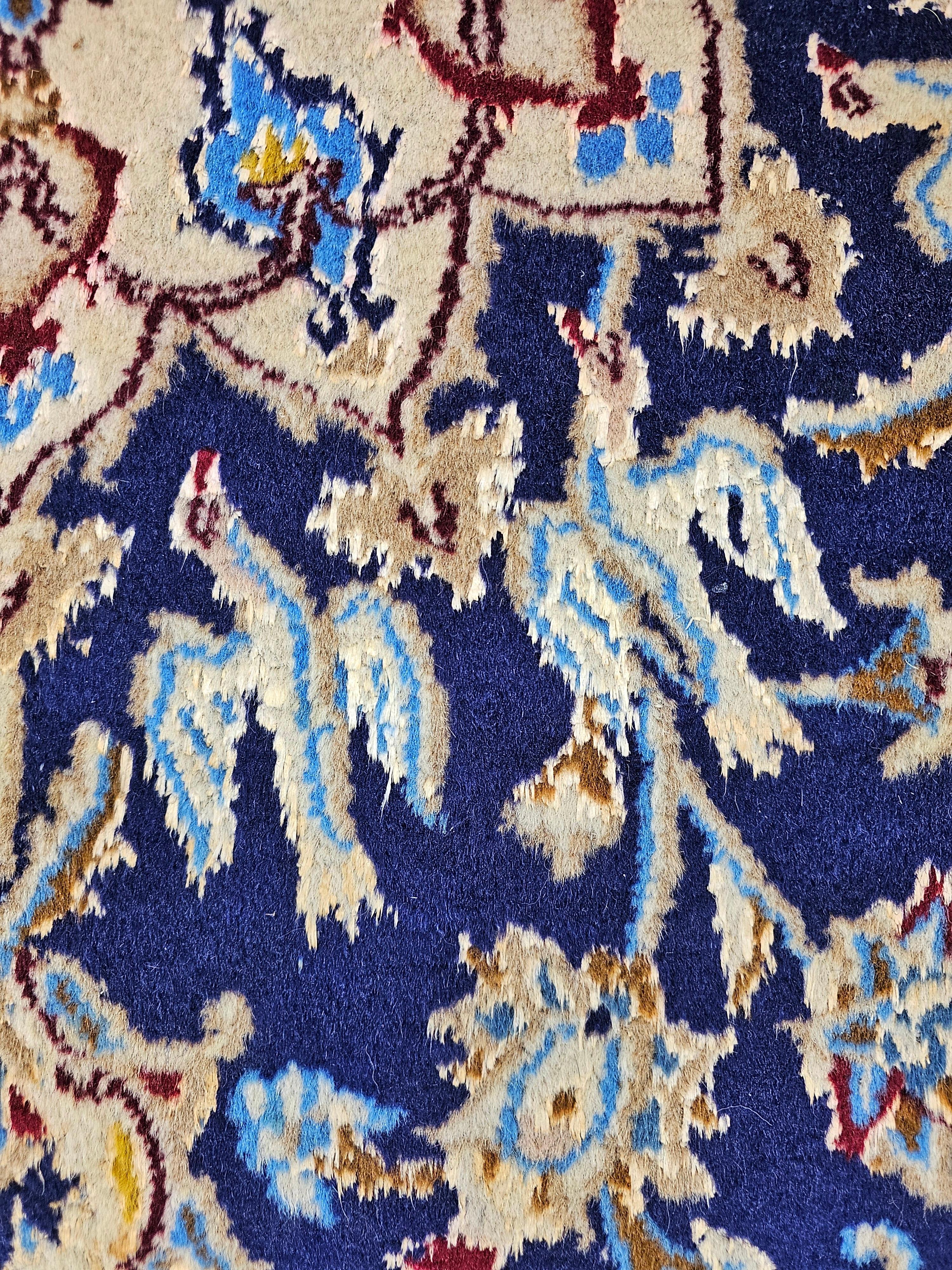 Dans cette annonce, vous trouverez un superbe grand modèle vintage...  tapis persan noué à la main. Il s'agit d'un tapis Nain, qui présente un magnifique motif répétitif composé d'oiseaux placés de manière à créer une forme de kaléidoscope au centre