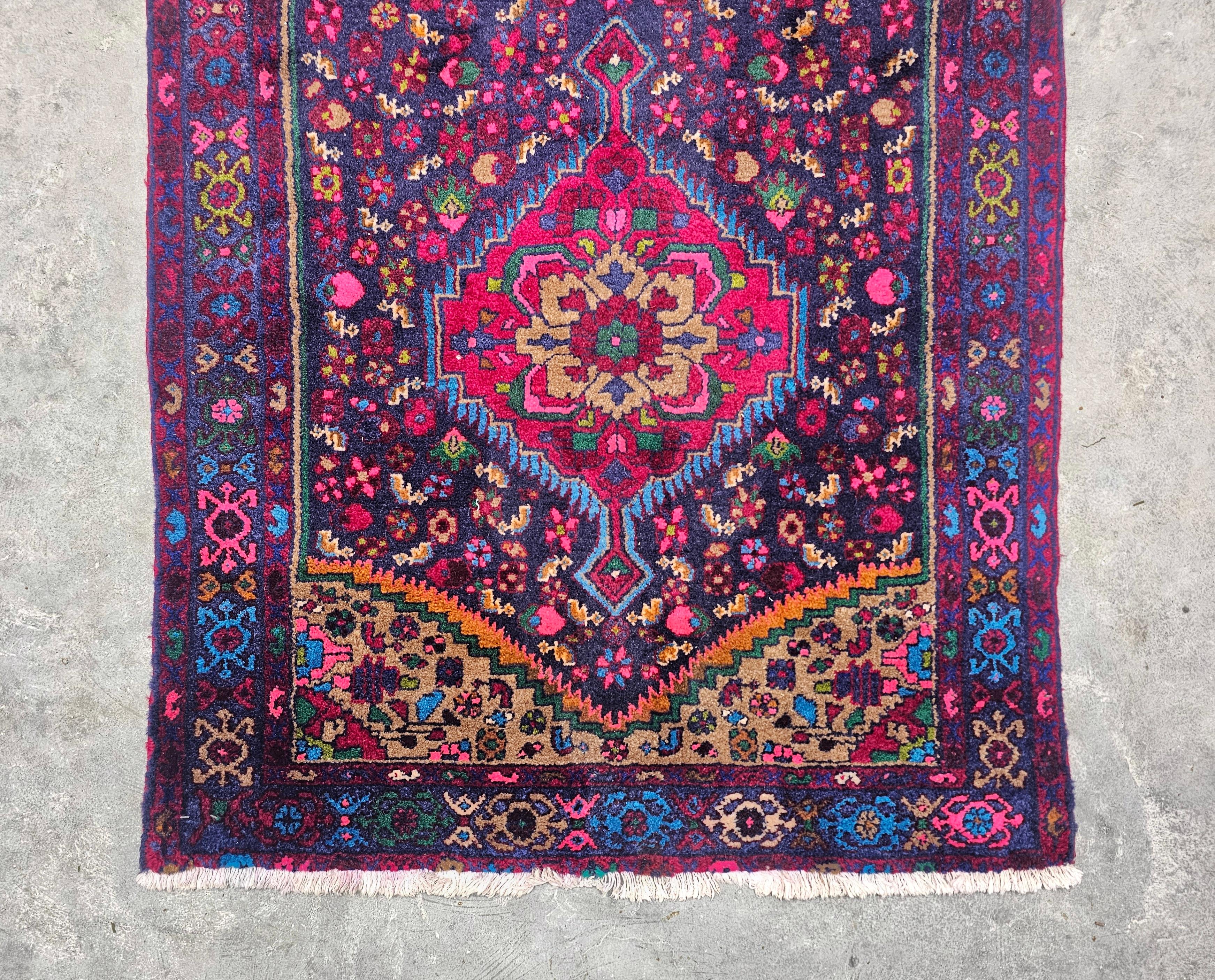 Handgeknüpfter persischer Vintage-Läufer in leuchtenden Farben, Iran, 1970er Jahre (Stammeskunst) im Angebot
