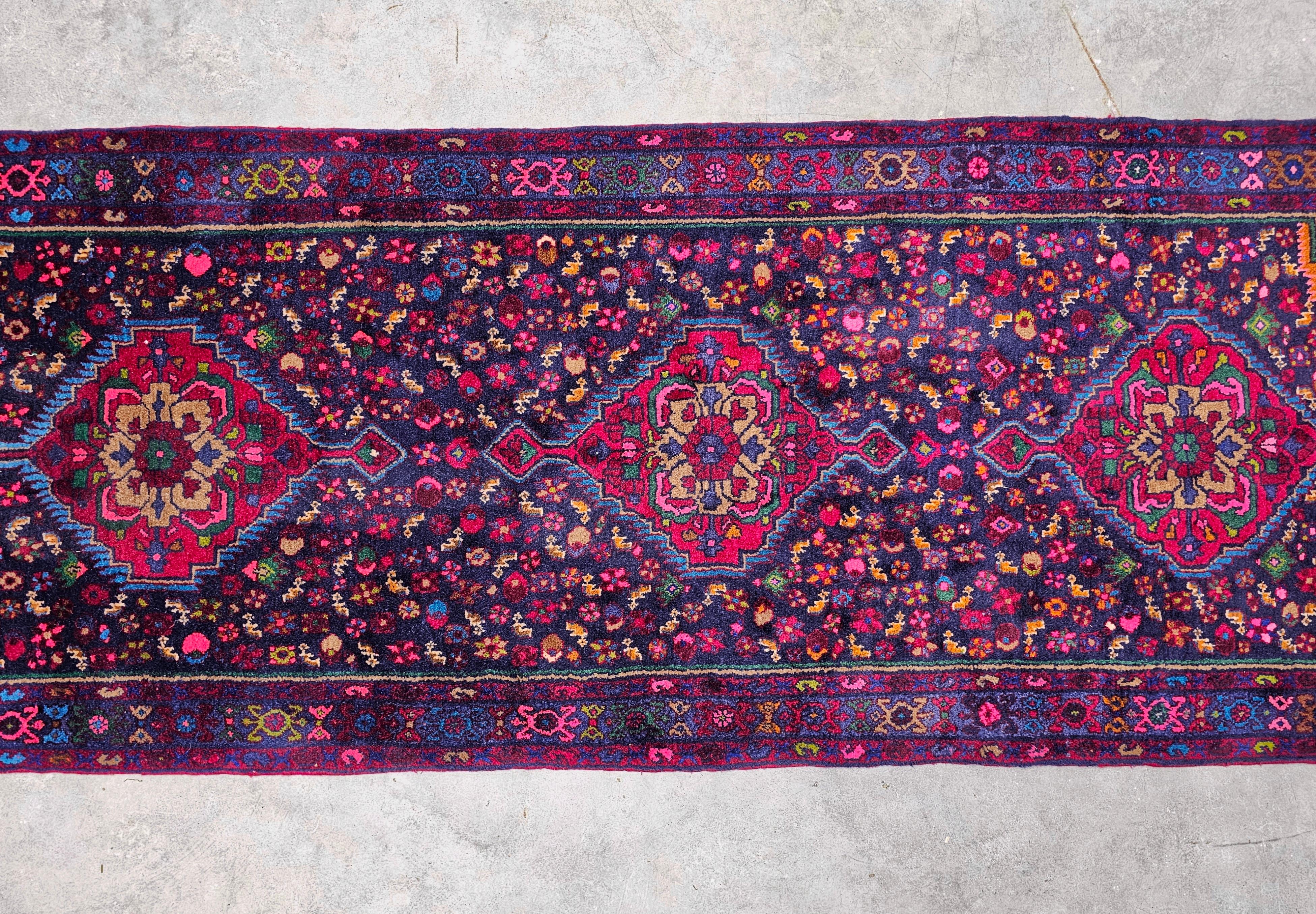 Handgeknüpfter persischer Vintage-Läufer in leuchtenden Farben, Iran, 1970er Jahre im Zustand „Gut“ im Angebot in Beograd, RS