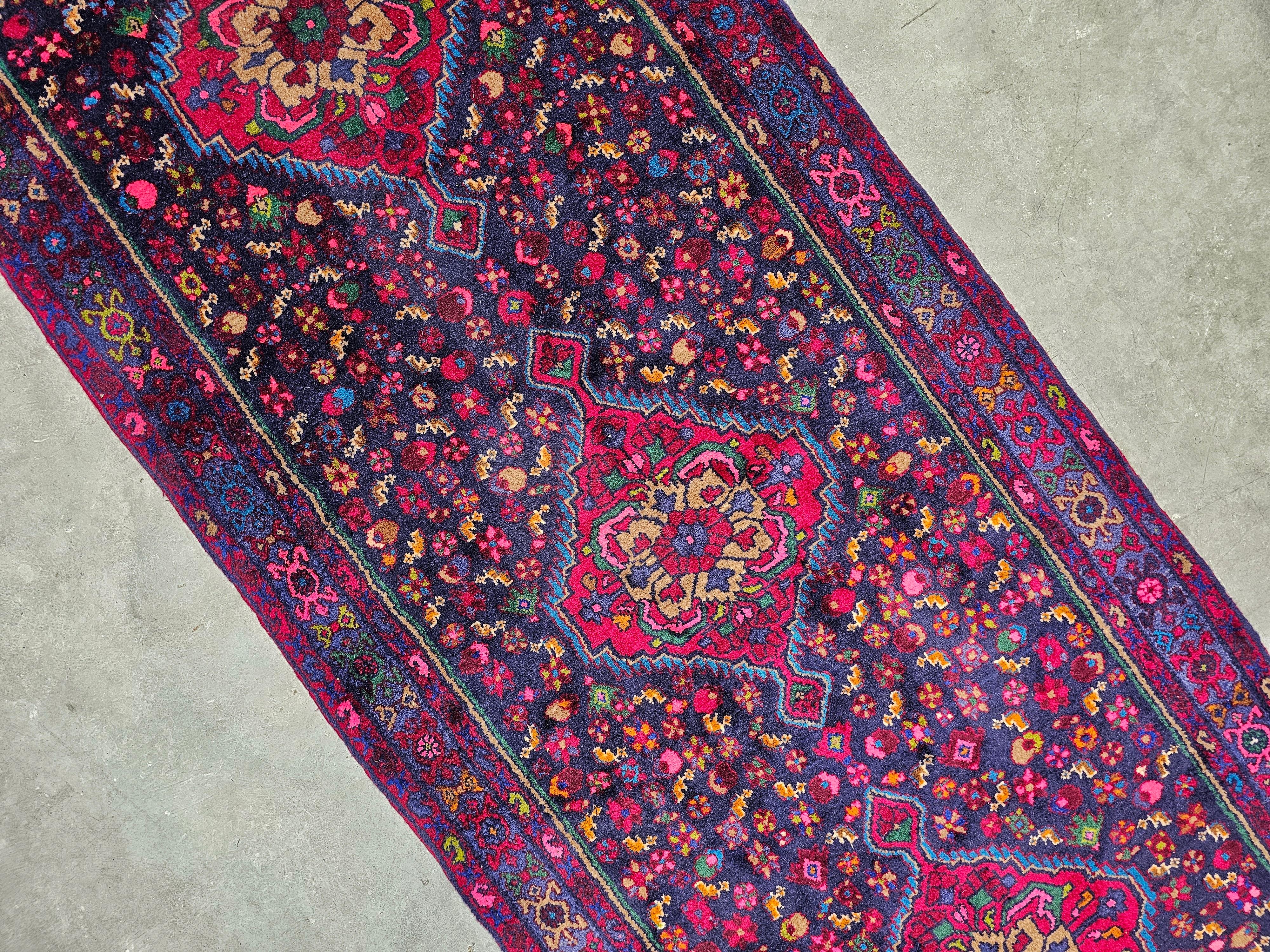 Handgeknüpfter persischer Vintage-Läufer in leuchtenden Farben, Iran, 1970er Jahre (Ende des 20. Jahrhunderts) im Angebot