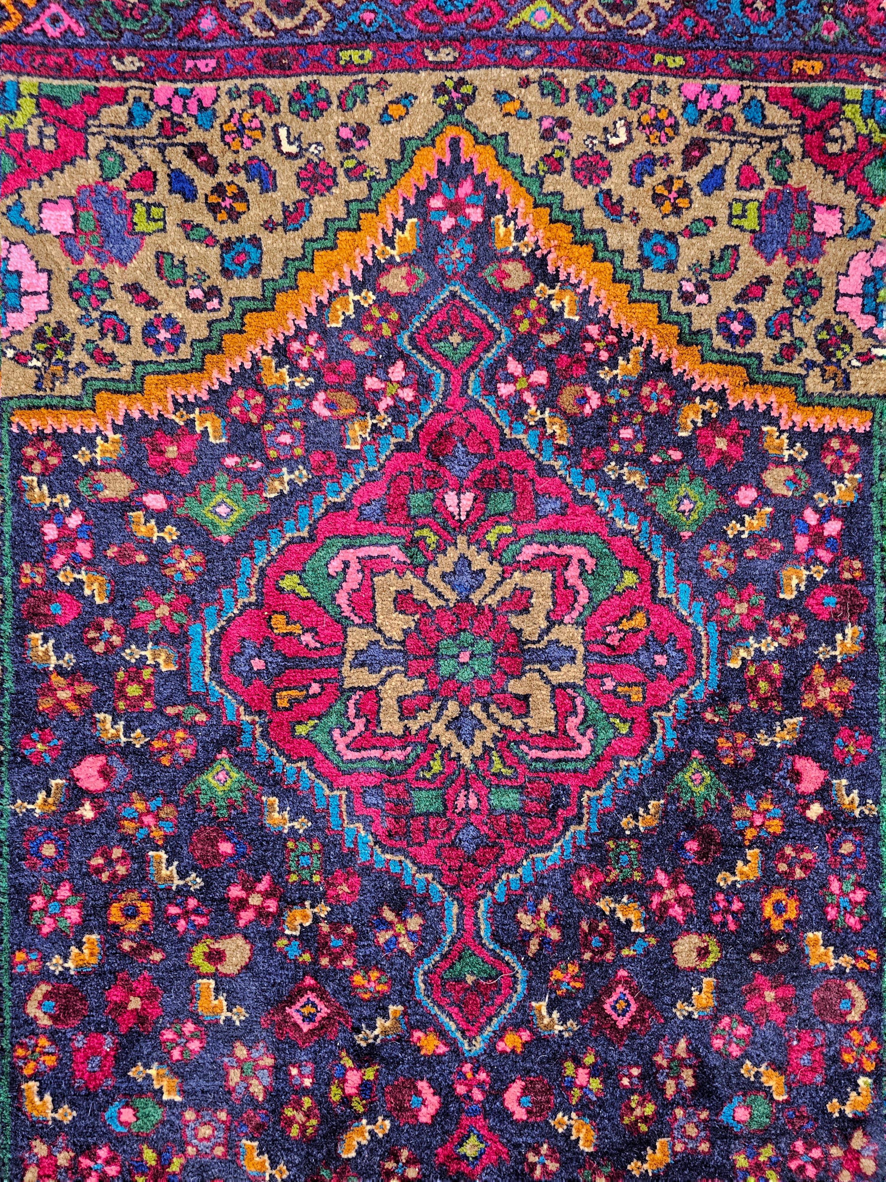 Handgeknüpfter persischer Vintage-Läufer in leuchtenden Farben, Iran, 1970er Jahre (Wolle) im Angebot
