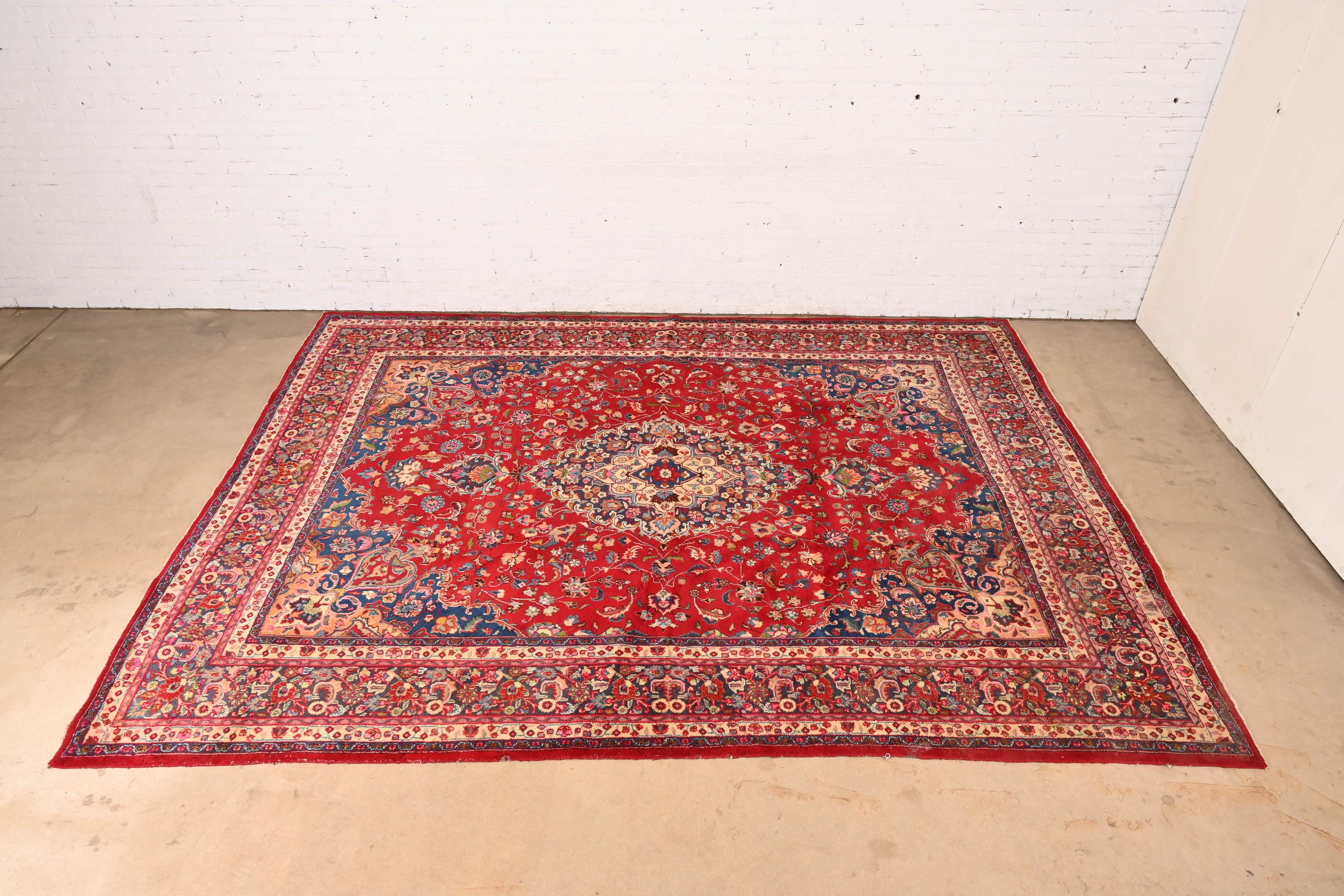Uno splendido tappeto persiano Tabriz vintage annodato a mano in lana per stanze di grandi dimensioni

Circa metà del XX secolo

Bellissimo disegno floreale, con colori predominanti in rosso, blu e avorio.

Misure: 118