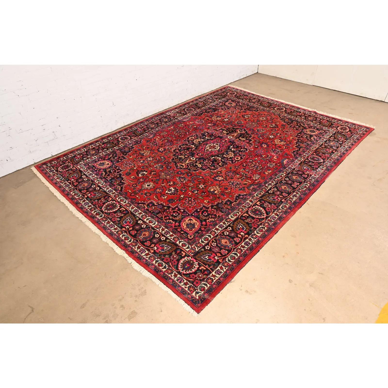 Uno splendido tappeto persiano Tabriz vintage annodato a mano in lana per stanze di grandi dimensioni

Circa metà del XX secolo

Bellissimo design floreale, con colori predominanti in rosso, rosa, blu e nero.

Misure: 103