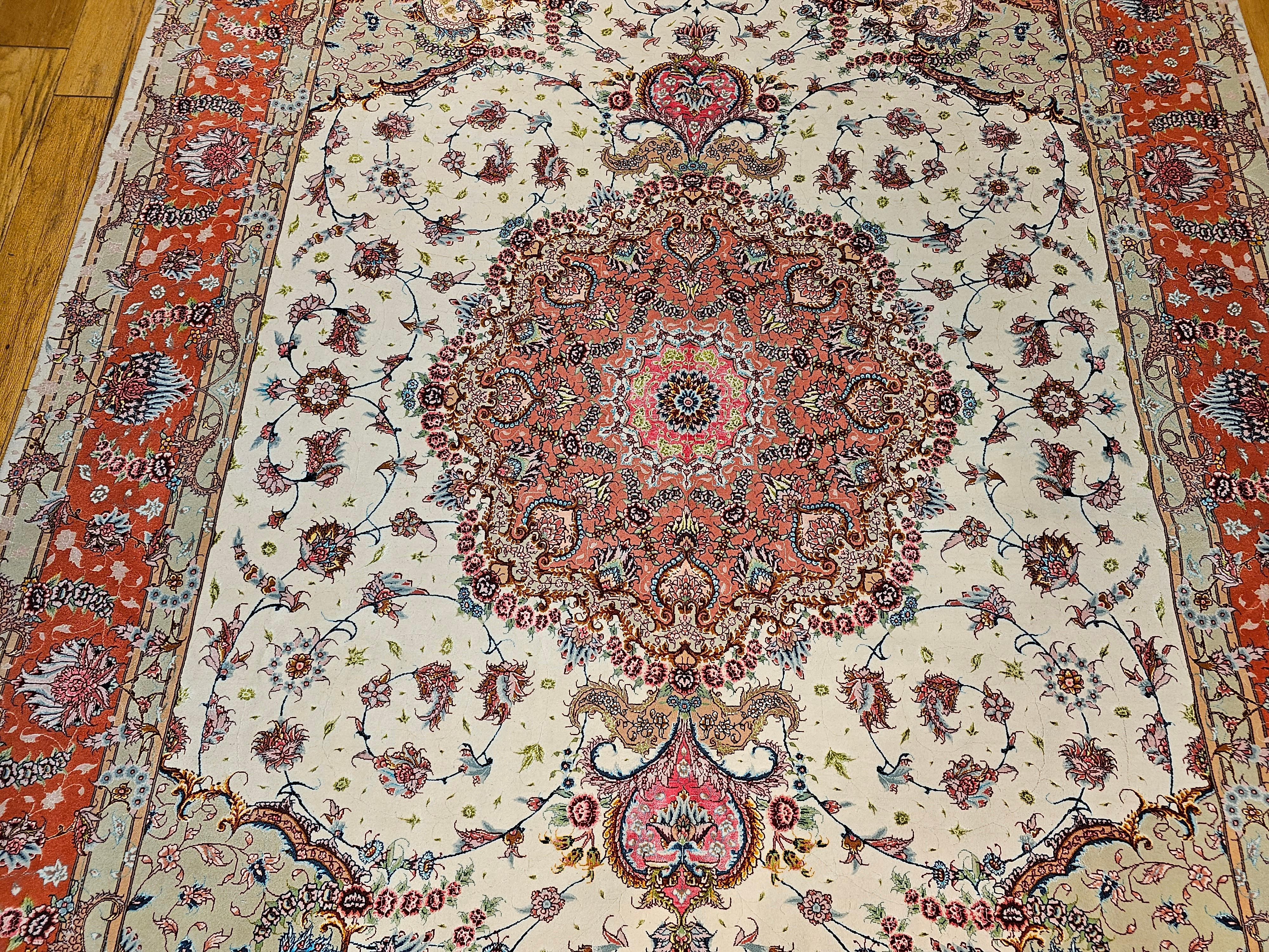 Handgeknüpfter persischer Täbris-Teppich in Zimmergröße in Blumenmuster, Vintage im Zustand „Hervorragend“ im Angebot in Barrington, IL