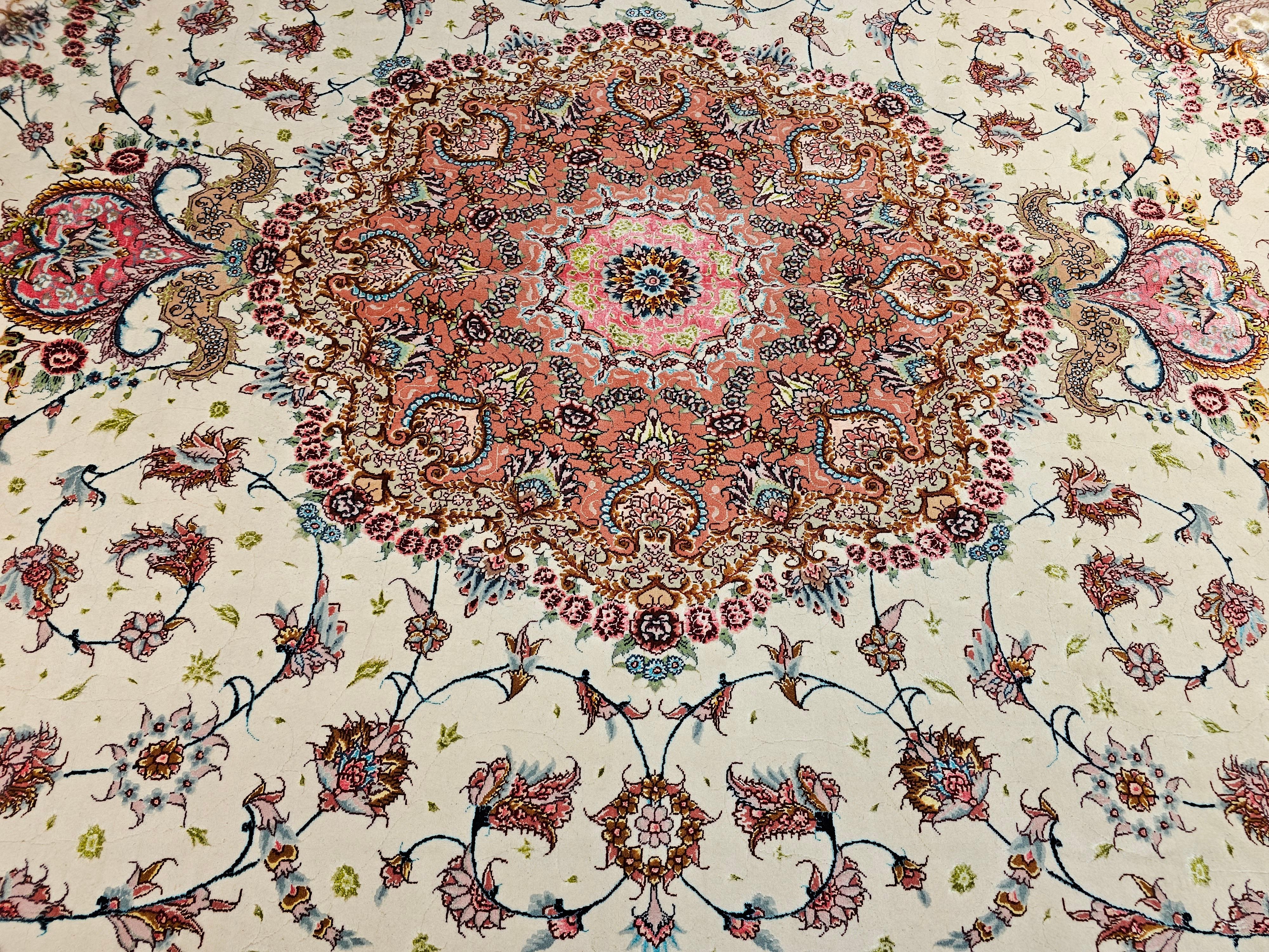 Handgeknüpfter persischer Täbris-Teppich in Zimmergröße in Blumenmuster, Vintage (Wolle) im Angebot