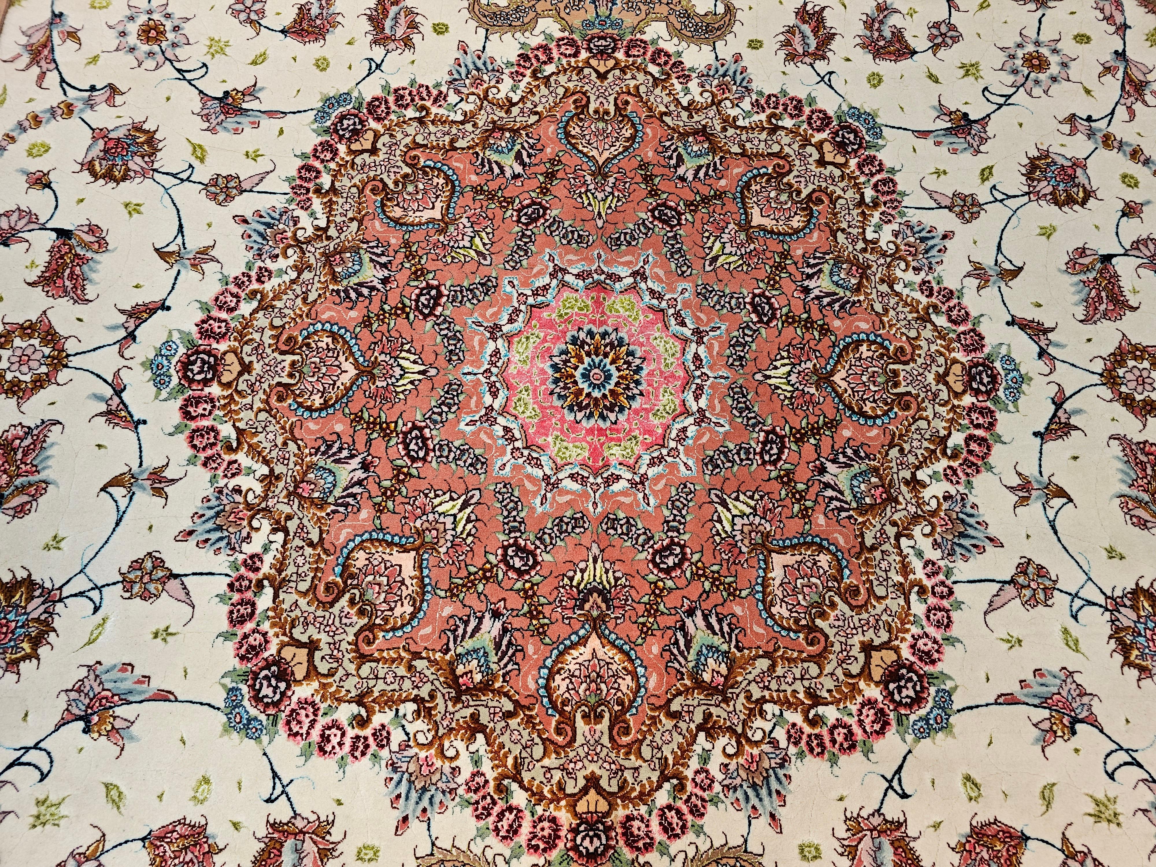 Handgeknüpfter persischer Täbris-Teppich in Zimmergröße in Blumenmuster, Vintage im Angebot 1