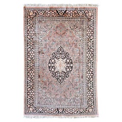 Tappeto vintage annodato a mano in seta rosa Kasmir con motivi floreali Pakistan anni '50