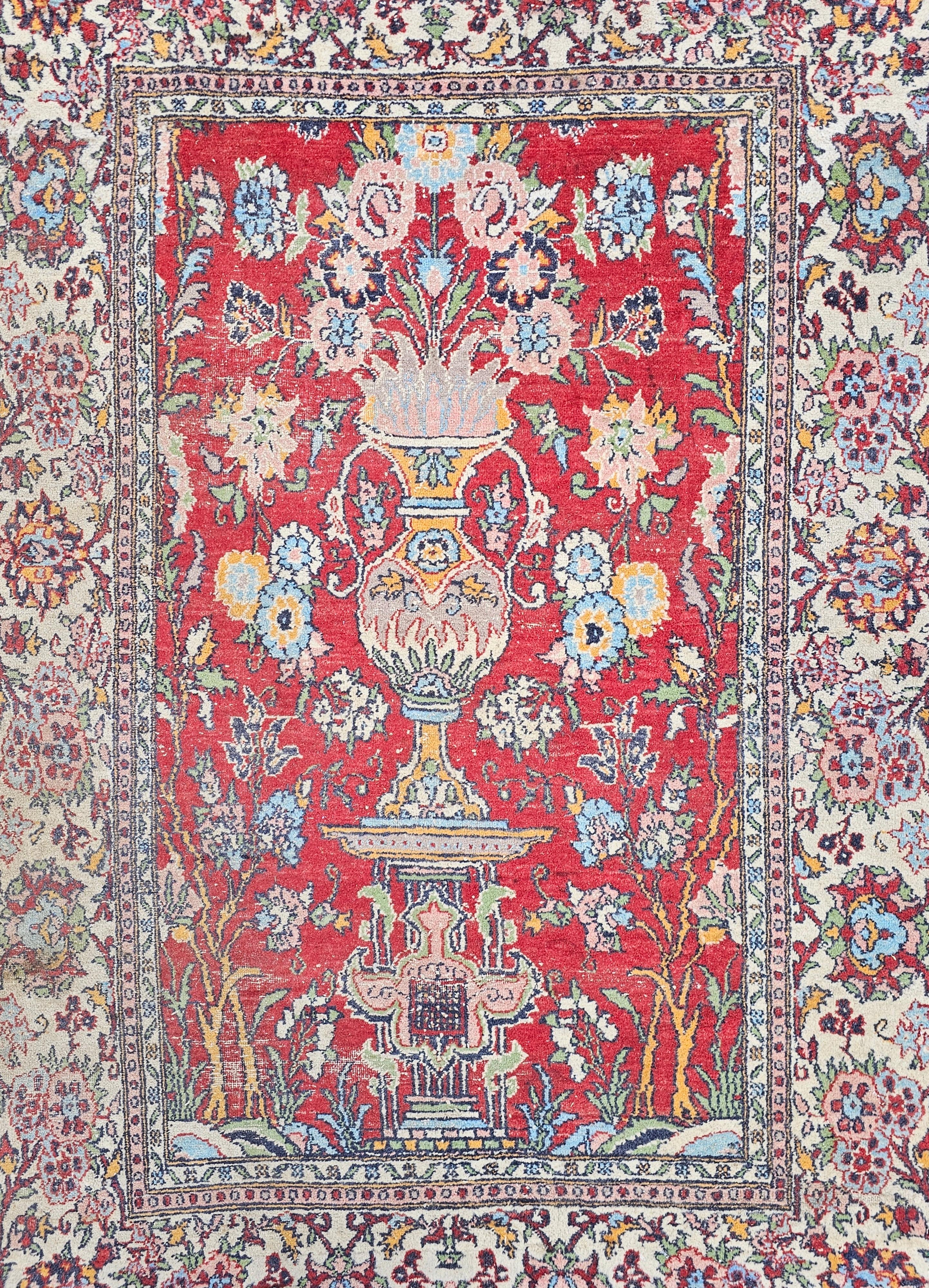 In diesem Angebot finden Sie eine exquisite Vintage Qom oder Ghoum Areal Teppich mit schönen floralen Muster. Diese handgeknüpfte Perserteppich-Schönheit zeigt eine prächtige Urne mit einem Blumenbouquet in leuchtenden Farben, das nur sehr schwer zu