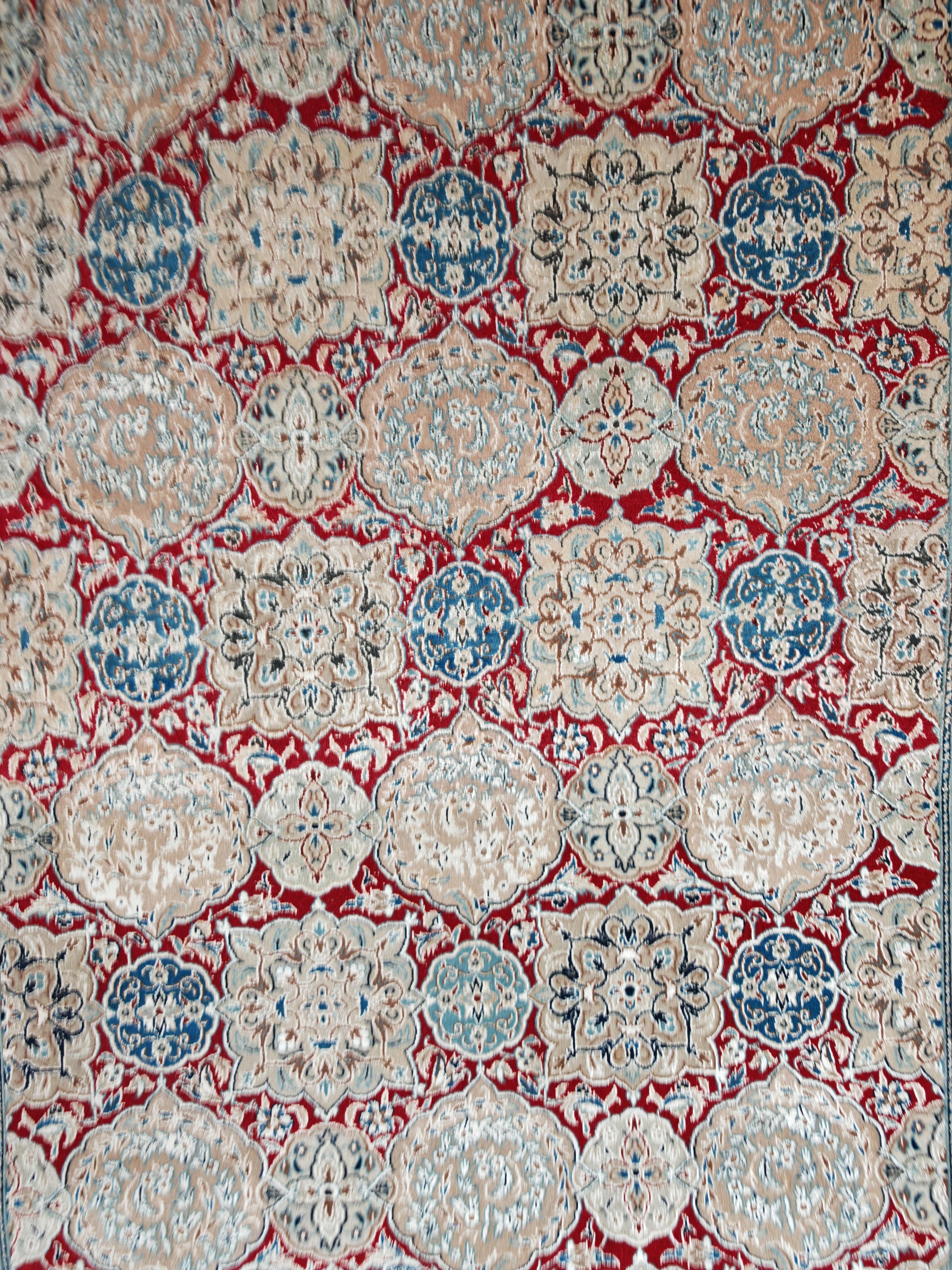 In diesem Angebot finden Sie einen wundersch�önen handgeknüpften Vintage-Teppich. Es ist aus Schurwolle gefertigt, mit Seidenakzenten. Mit komplizierten, geschwungenen Blumenmustern und zentralen Medaillons. Die sich wiederholenden kreisförmigen