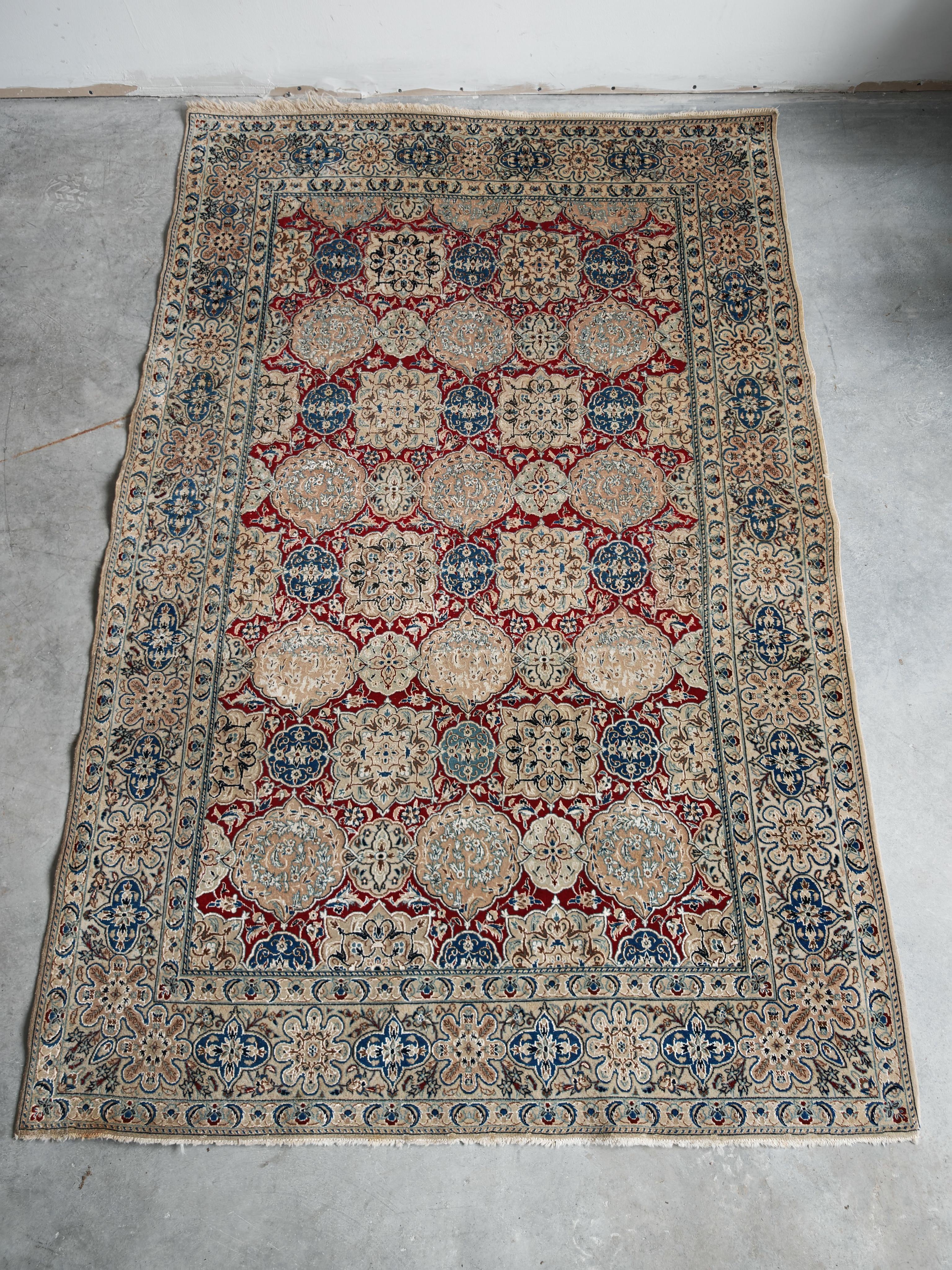 Handgeknüpfter Vintage-Teppich aus cremefarbener, roter und blauer Wolle und Seide, 1960er Jahre (Stammeskunst) im Angebot