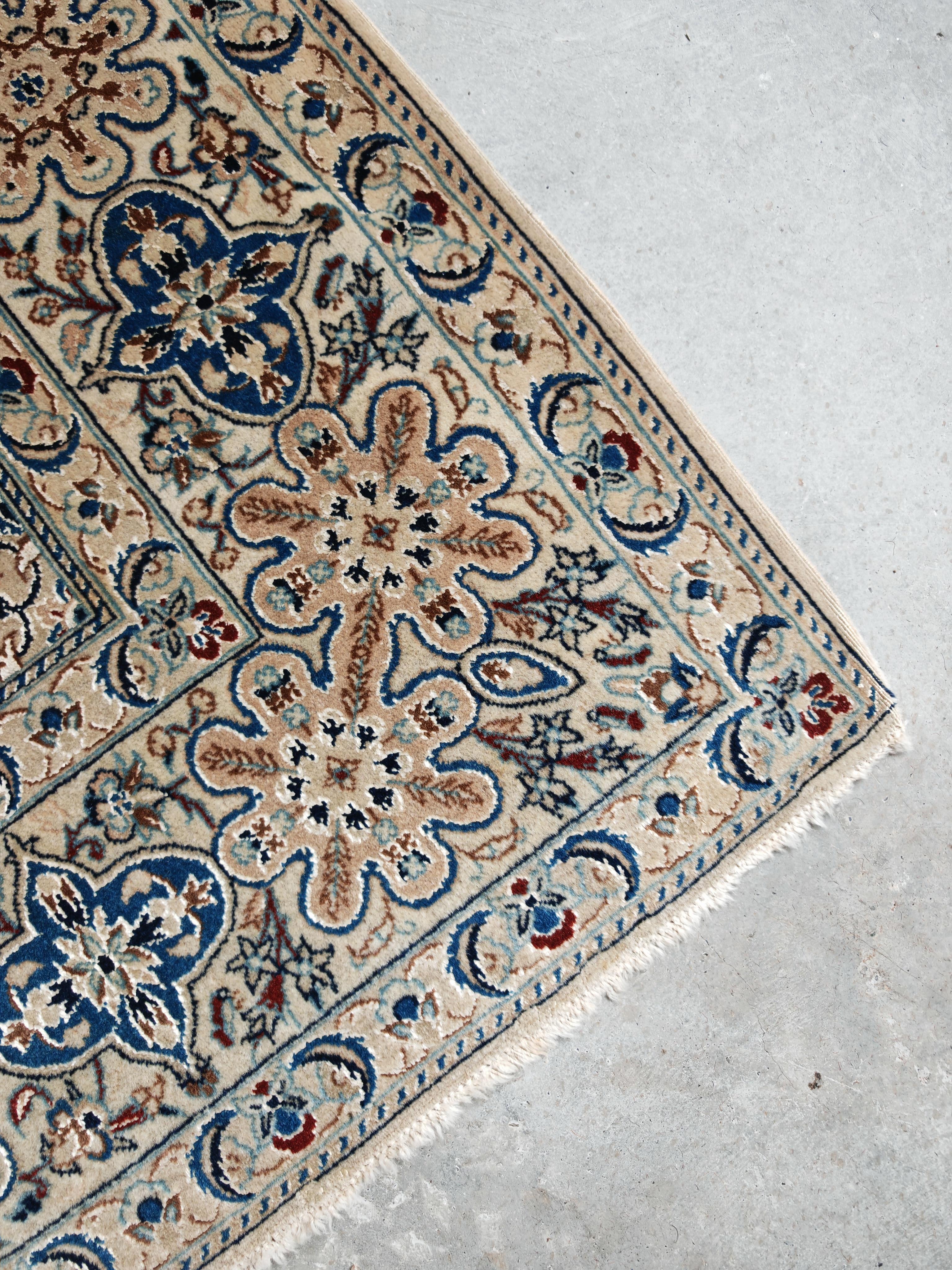 Handgeknüpfter Vintage-Teppich aus cremefarbener, roter und blauer Wolle und Seide, 1960er Jahre (Westasiatisch) im Angebot