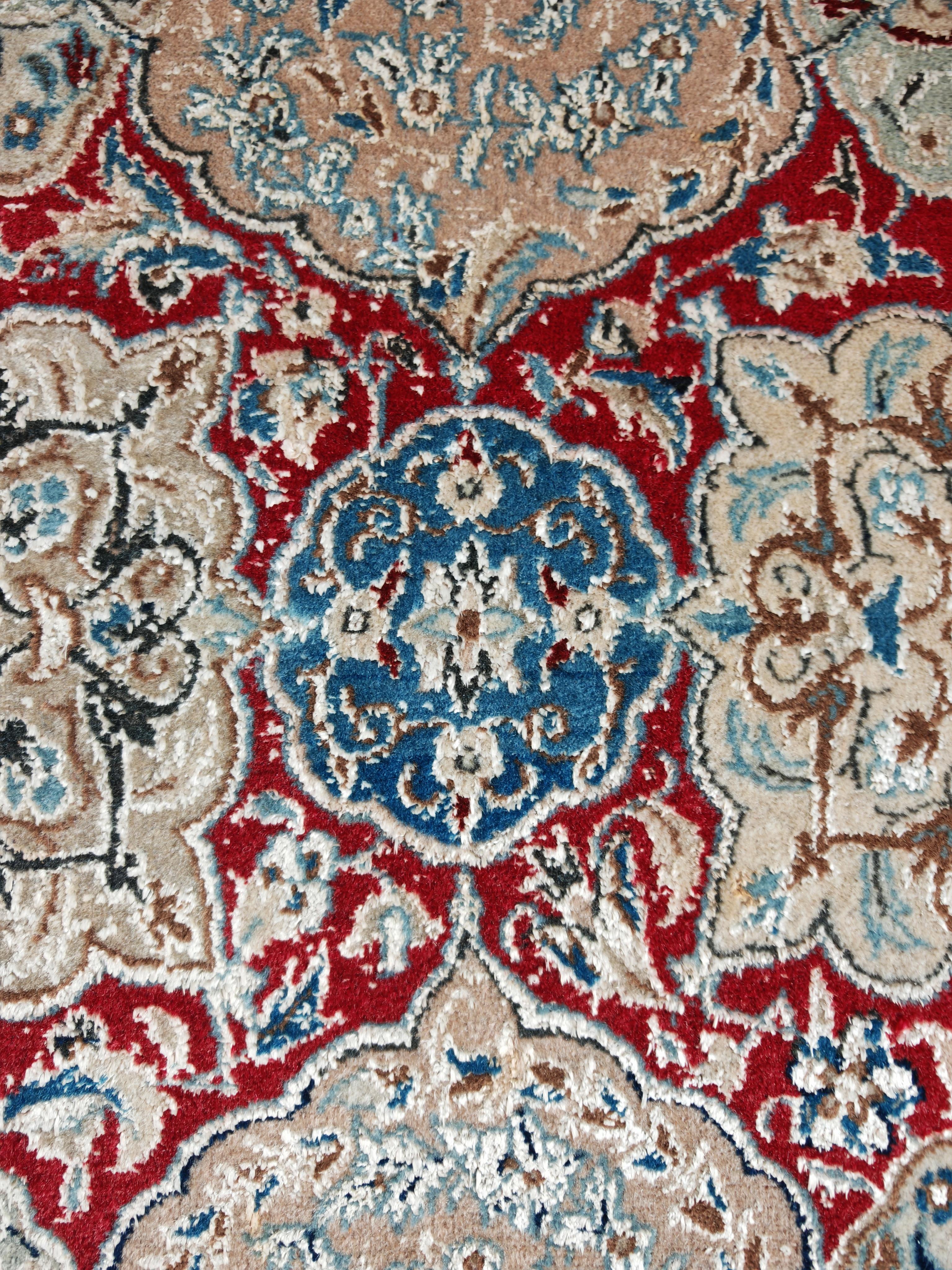 Handgeknüpfter Vintage-Teppich aus cremefarbener, roter und blauer Wolle und Seide, 1960er Jahre im Zustand „Gut“ im Angebot in Beograd, RS