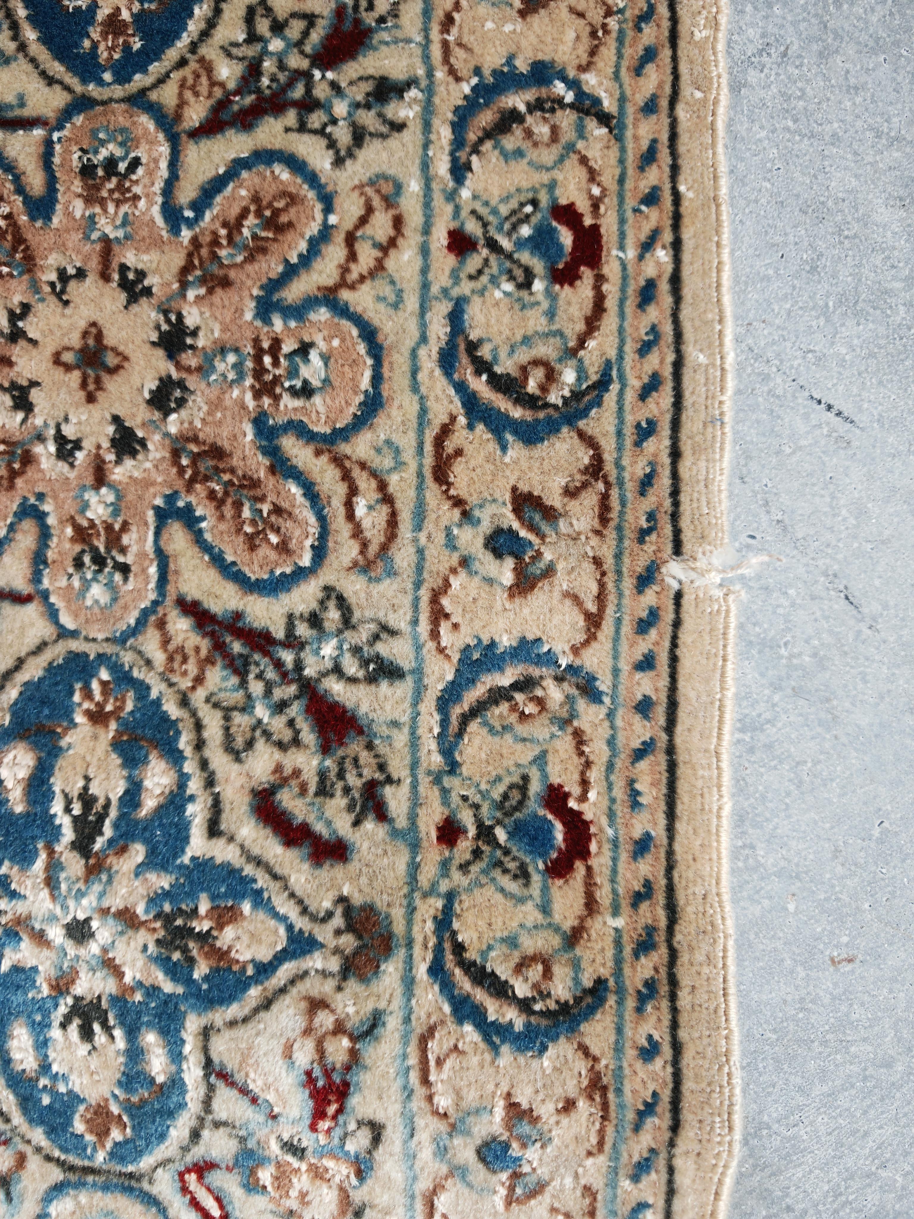 Handgeknüpfter Vintage-Teppich aus cremefarbener, roter und blauer Wolle und Seide, 1960er Jahre (Mitte des 20. Jahrhunderts) im Angebot