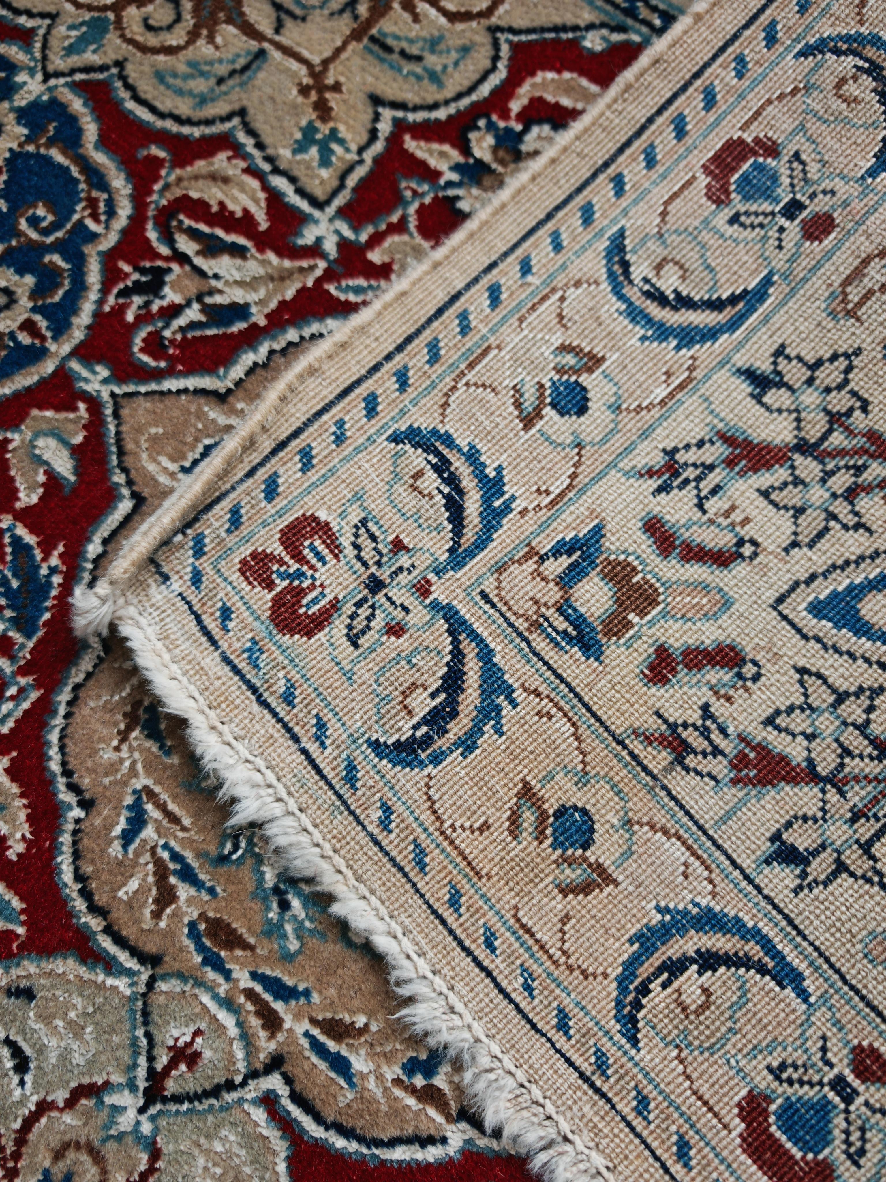 Handgeknüpfter Vintage-Teppich aus cremefarbener, roter und blauer Wolle und Seide, 1960er Jahre im Angebot 1