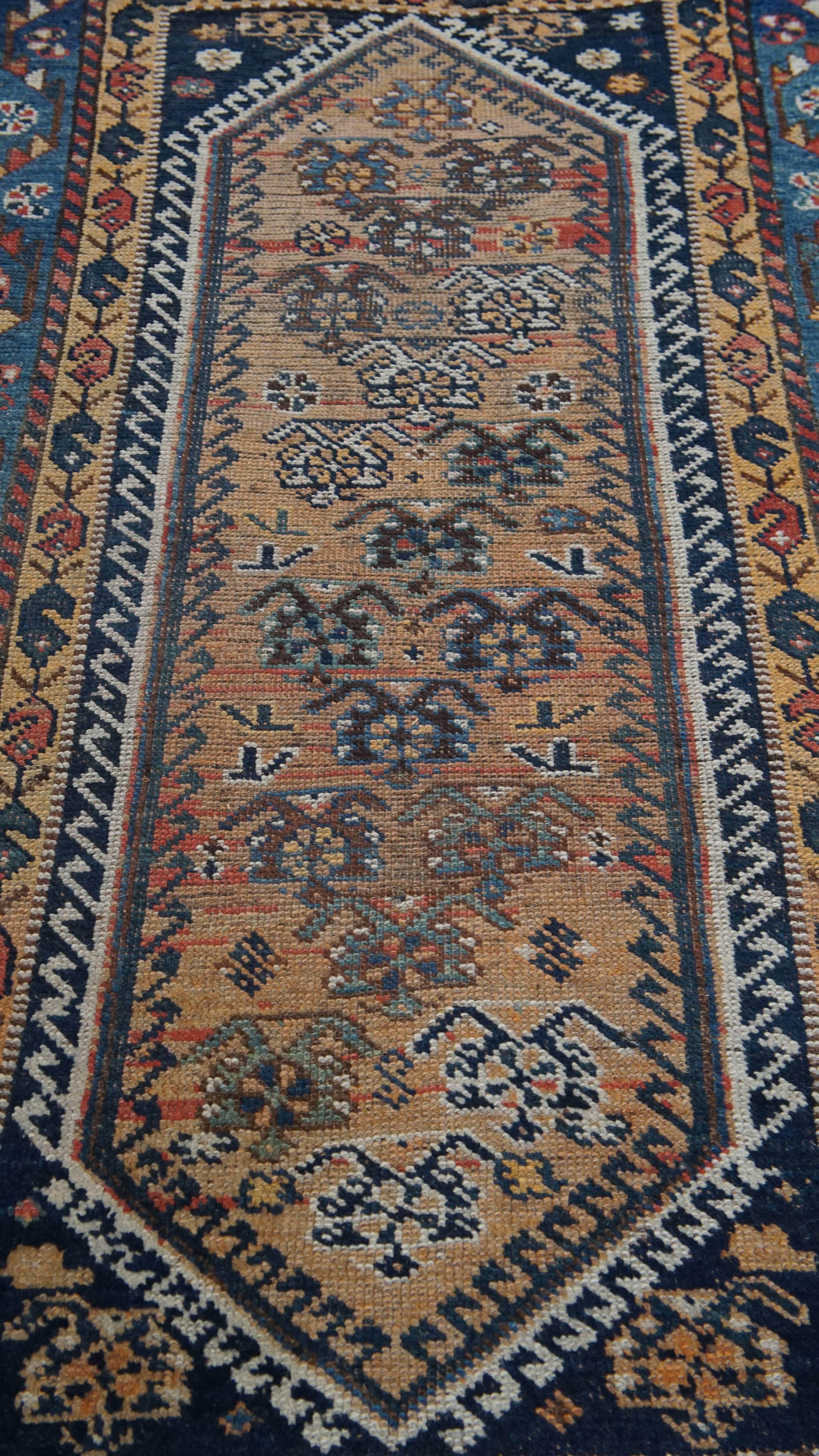 Angeboten wird dieser schöne handgeknüpfte Orientteppich mit charmanten Mustern und schönen Farben in den Maßen 172x88cm. Lassen Sie Ihr Zuhause mit diesem atemberaubenden Teppich erstrahlen. Es zeichnet sich durch satte Farben und komplizierte