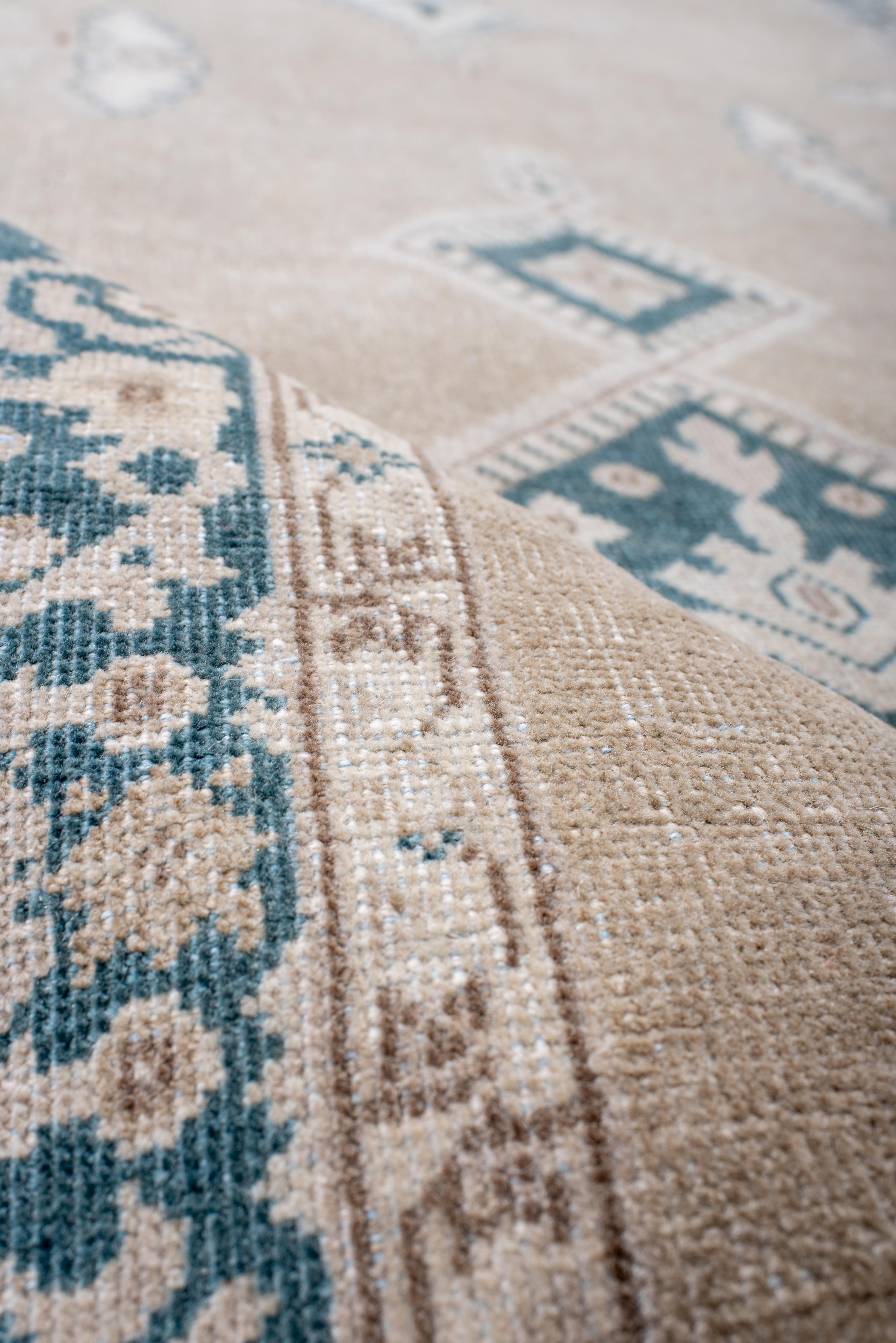 Vintage handgeknüpft Sivas Teppich Diamond Medallion Läufer in Taupe und Teal im Zustand „Gut“ im Angebot in New York, NY