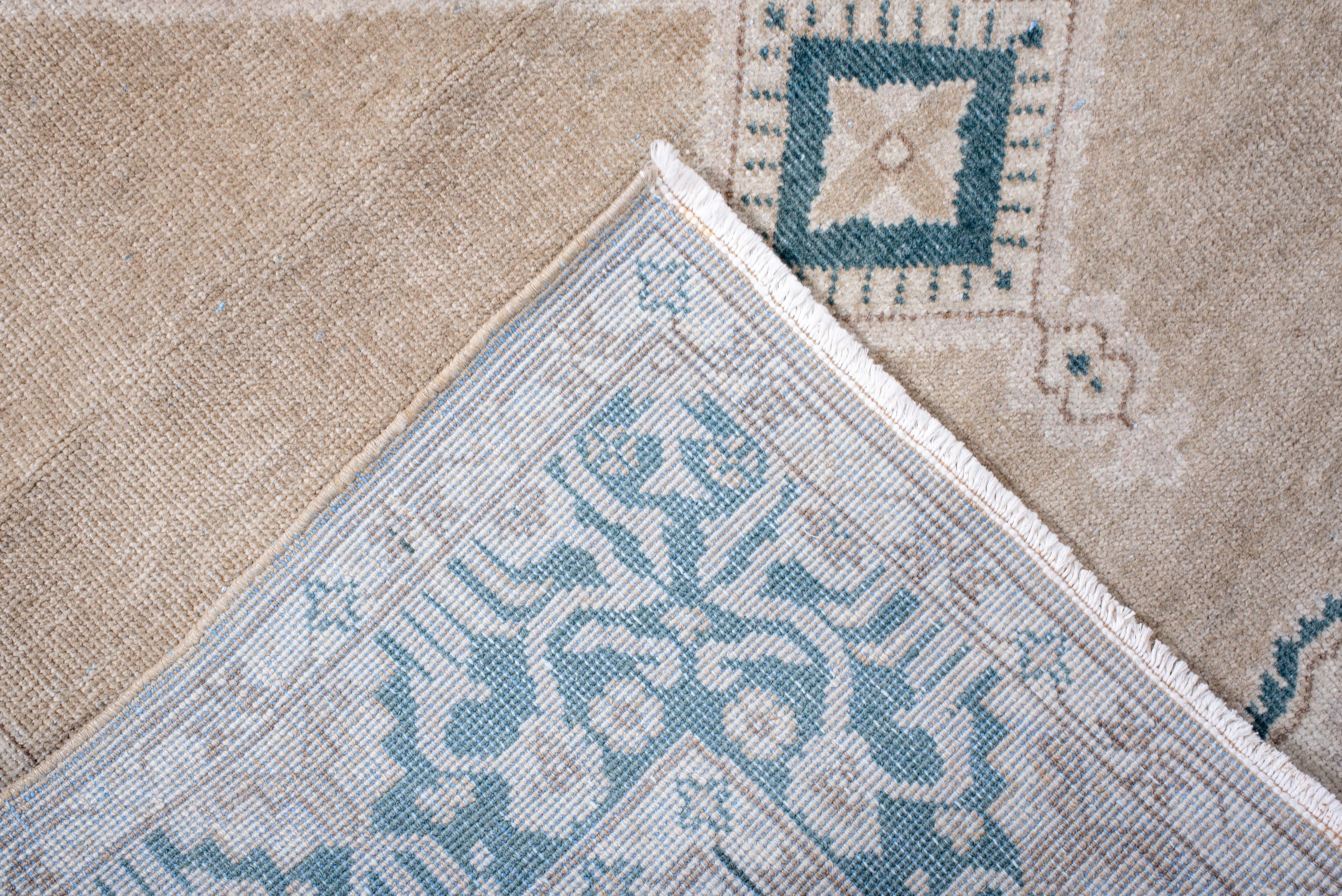 Vintage handgeknüpft Sivas Teppich Diamond Medallion Läufer in Taupe und Teal (Mitte des 20. Jahrhunderts) im Angebot