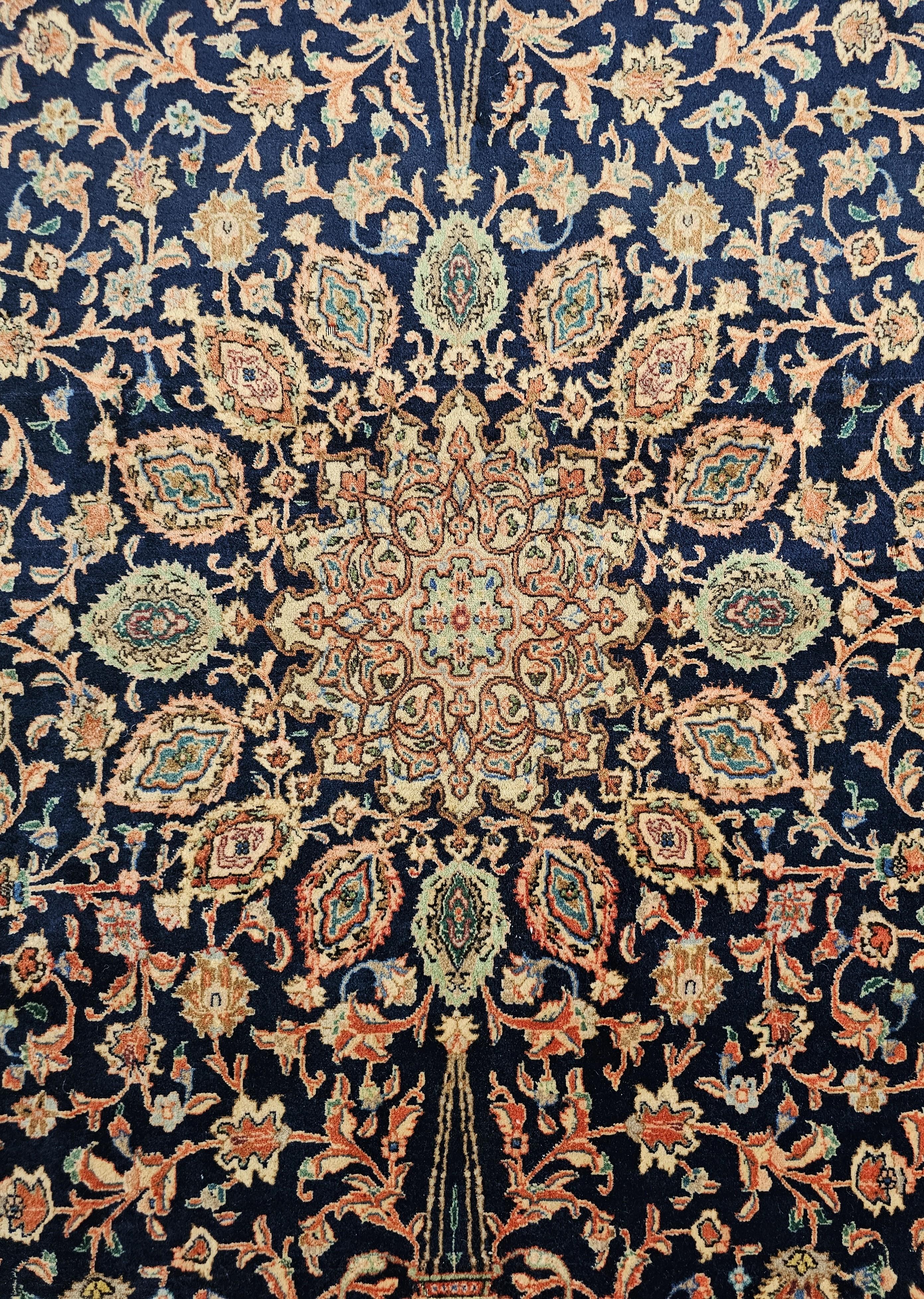 In diesem Angebot finden Sie einen wunderschönen, handgeknüpften Perserteppich im Vintage-Stil. Dieser Täbriz-Teppich zeichnet sich durch sehr reiche und farbenfrohe Muster in Marine-, Rot- und Grüntönen aus. 100% Wolle.

Guter Vintage-Zustand mit