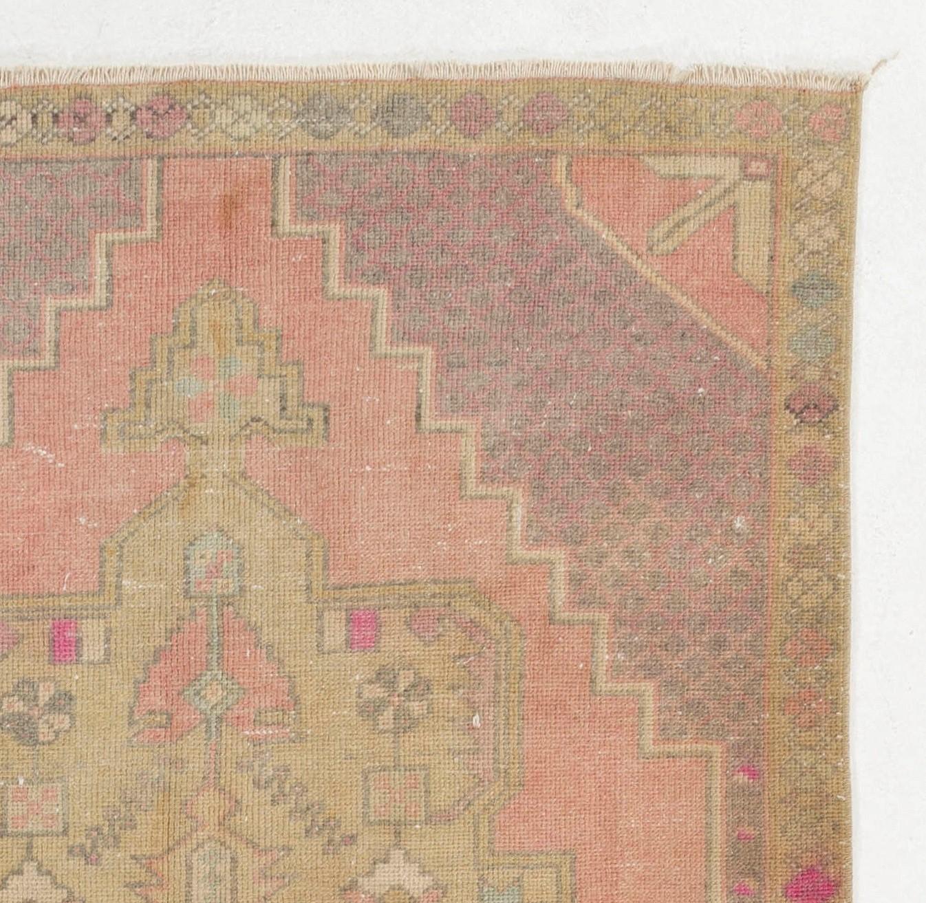 Handgeknüpfter türkischer Teppich in Rosa mit geometrischem Muster. 1,22 m x 1,82 m (Türkisch) im Angebot