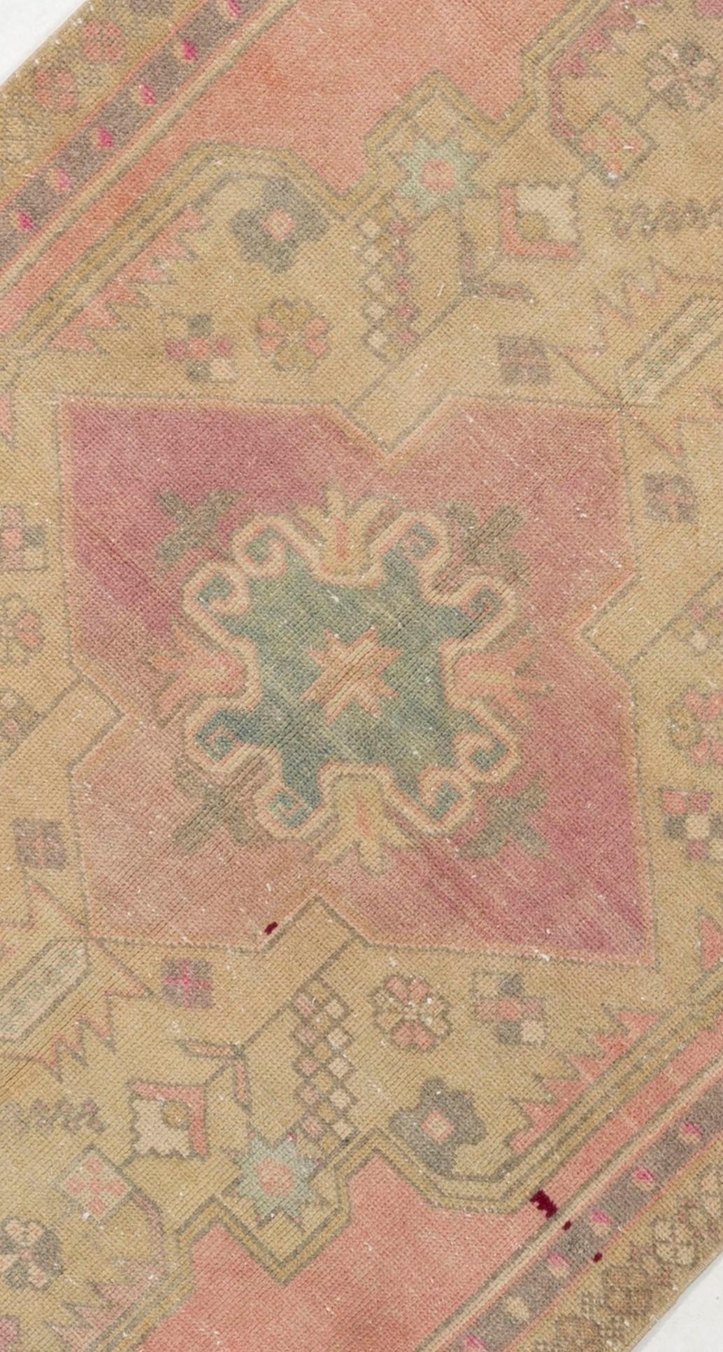 Handgeknüpfter türkischer Teppich in Rosa mit geometrischem Muster. 1,22 m x 1,82 m (Mitte des 20. Jahrhunderts) im Angebot