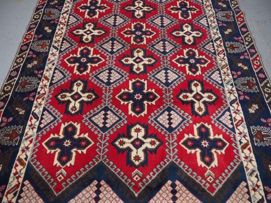 Ein traditioneller handgeknüpfter türkischer Dosemealti-Teppich mit einem traditionellen Allover-Rapportmuster mit rotem Grund, Blau- und Elfenbeinfarben
Etwa 30 Jahre alt

Die Bordüre hat ein für die Region, in der der Teppich hergestellt wurde,