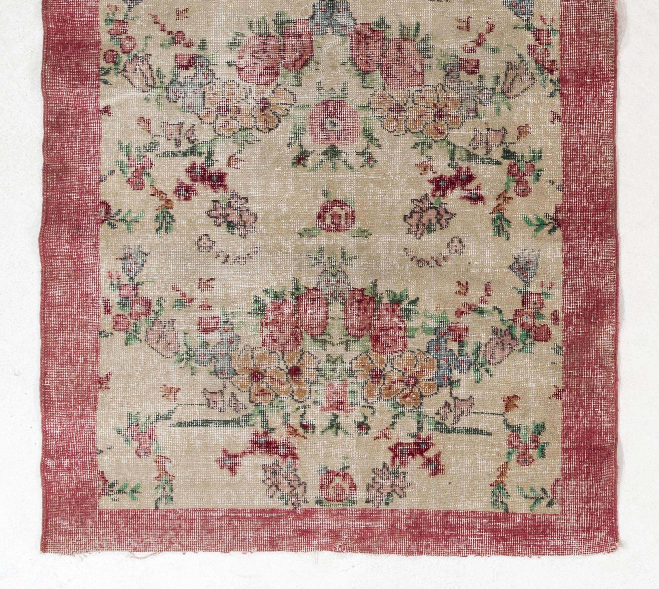 Handgefertigter anatolischer geblümter Teppich in Rot und Beige mit niedrigem Wollflorbezug, 3,8x6,8 Fuß (Türkisch) im Angebot