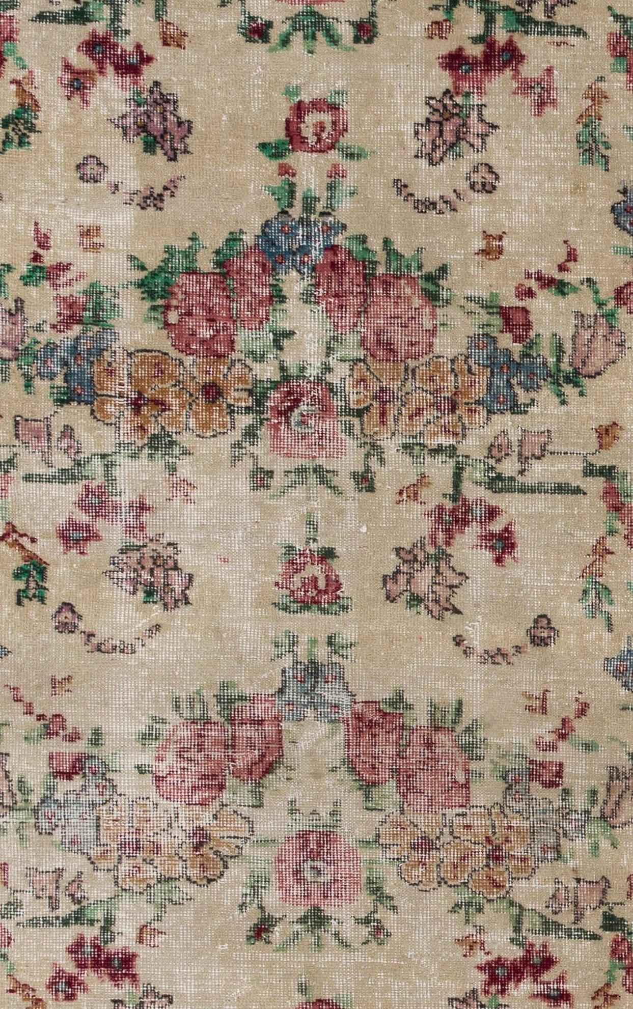 Handgefertigter anatolischer geblümter Teppich in Rot und Beige mit niedrigem Wollflorbezug, 3,8x6,8 Fuß (Handgewebt) im Angebot