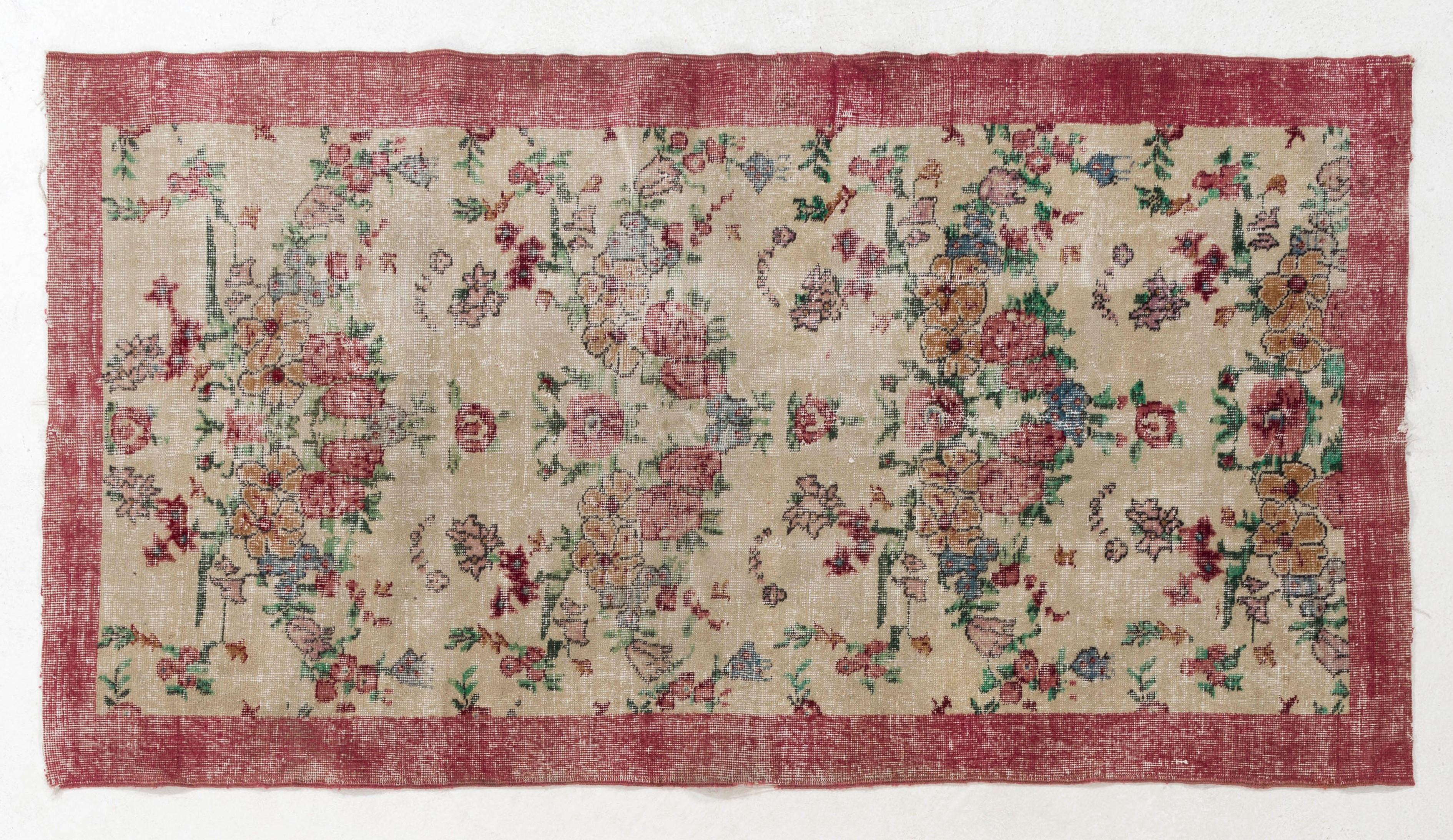 Handgefertigter anatolischer geblümter Teppich in Rot und Beige mit niedrigem Wollflorbezug, 3,8x6,8 Fuß im Zustand „Gut“ im Angebot in Spring Valley, NY