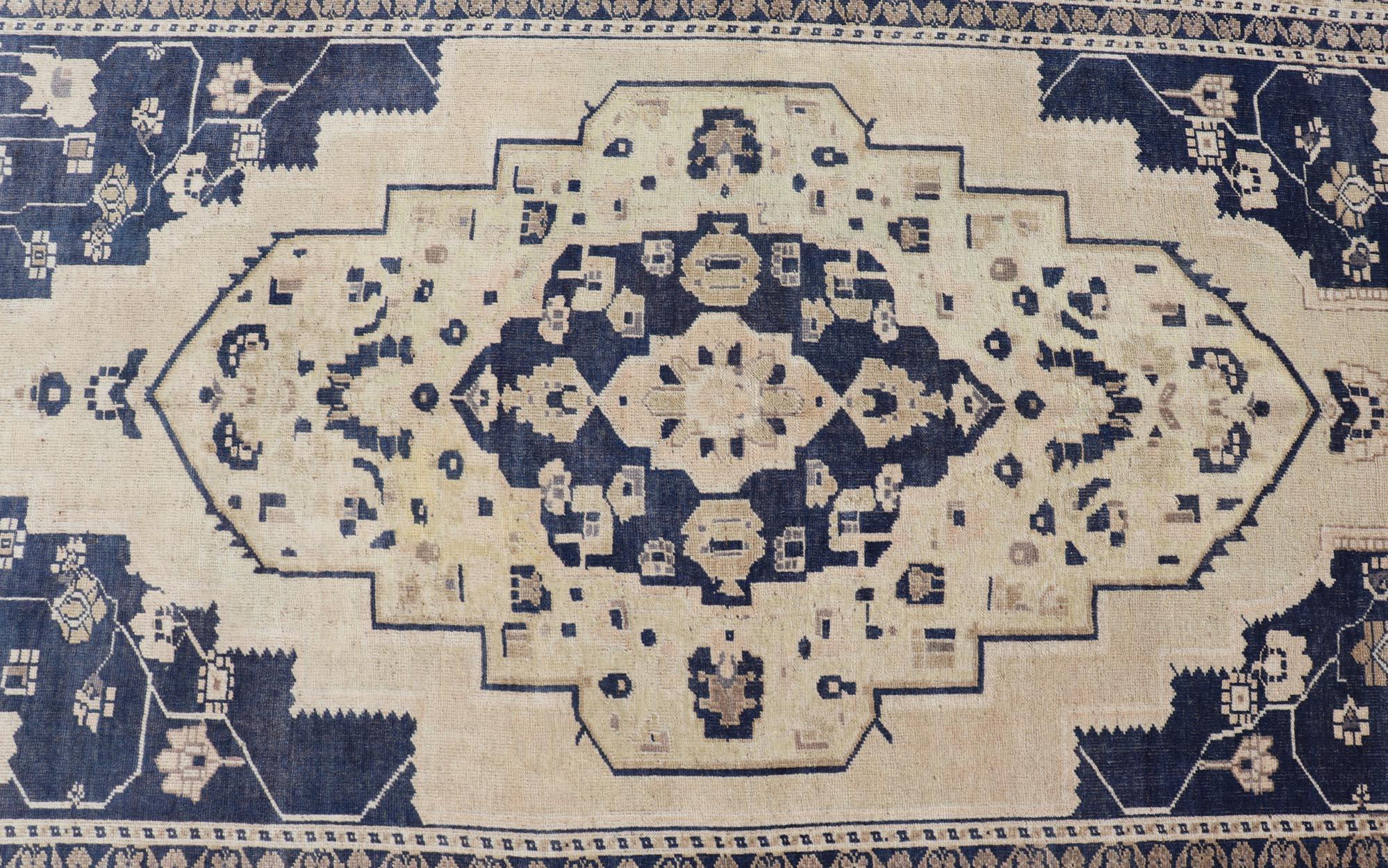 20th Century Vintage Hand-Knotted Turkish Oushak in Wool with Sub-Geometric Medallion Design For Sale