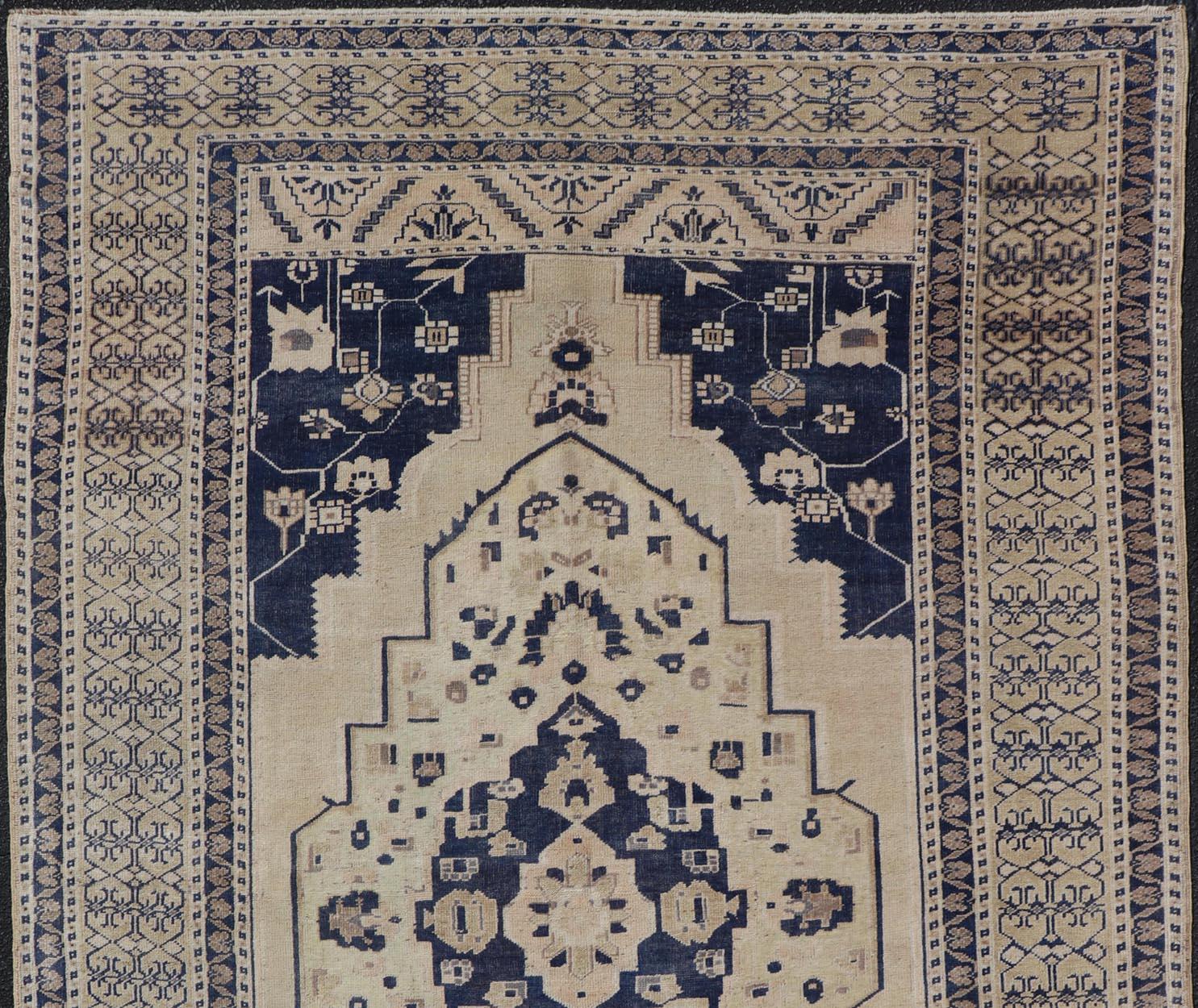 Vintage Hand-Knotted Turkish Oushak in Wool with Sub-Geometric Medallion Design For Sale 4